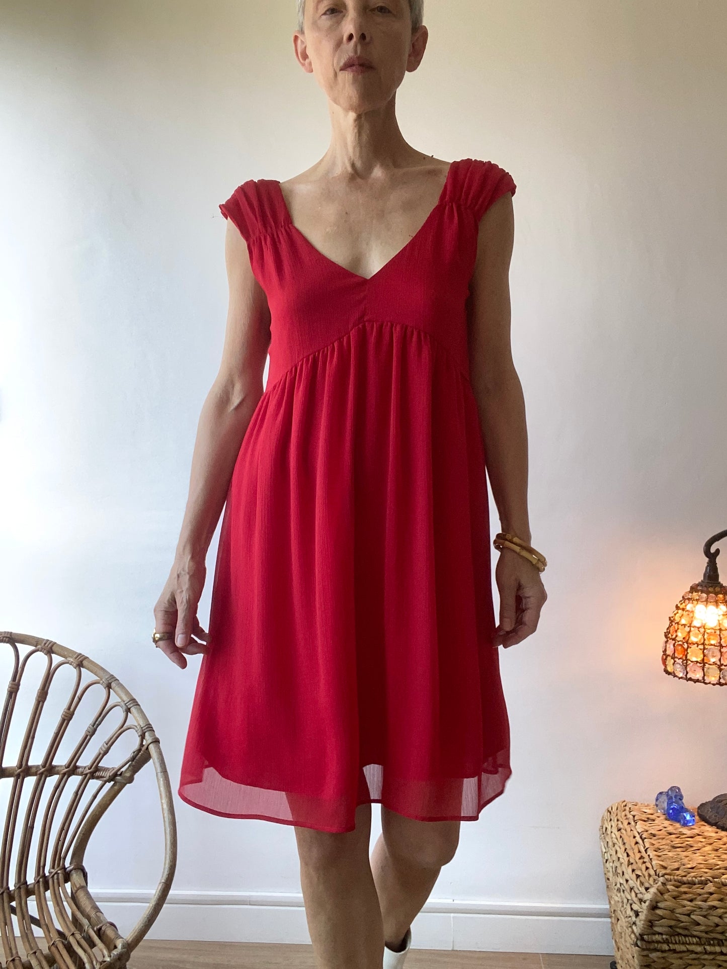Belle robe rouge mini Dos échancré en crêpe micro-plis