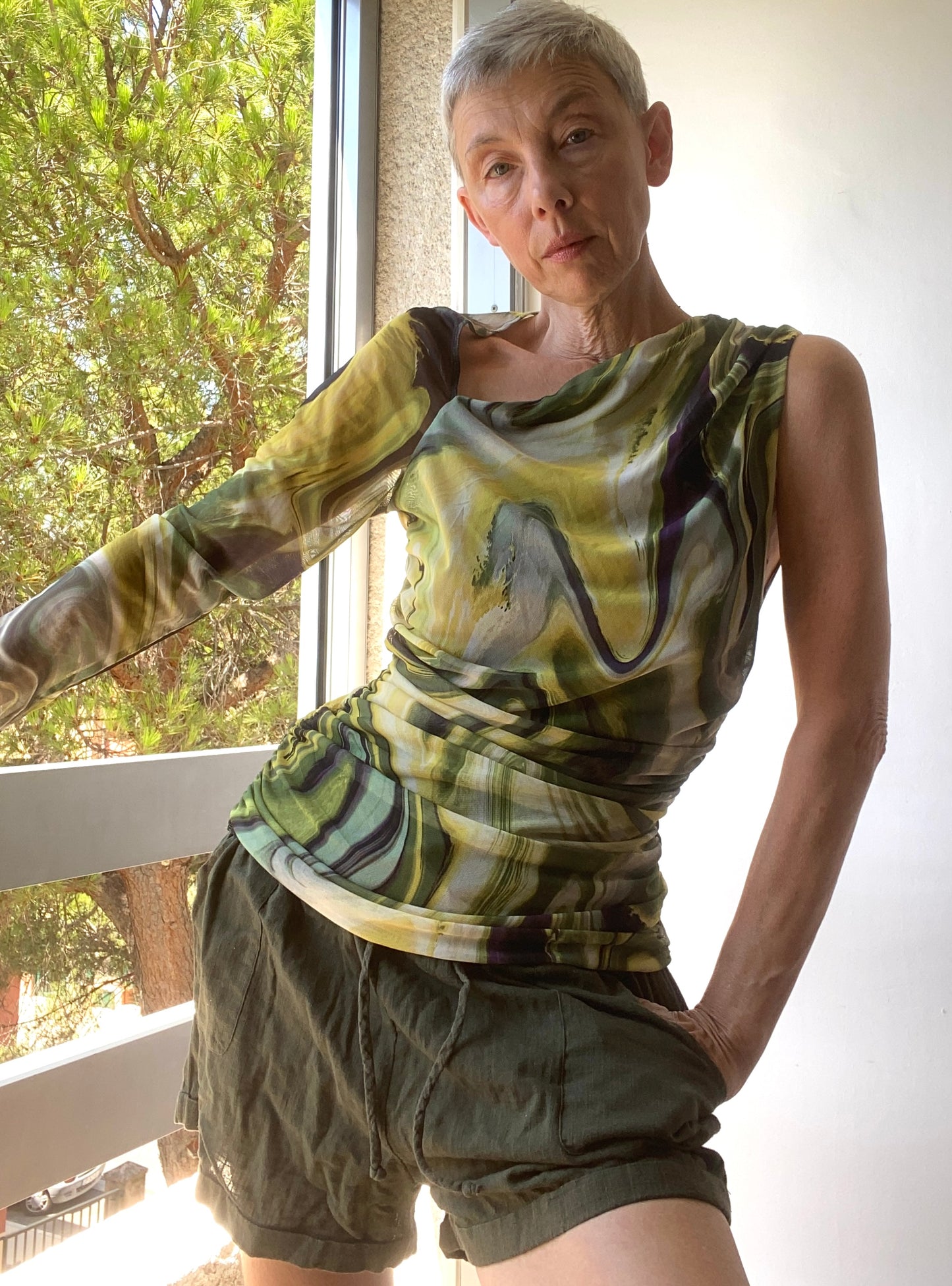 Asymétrique et psychédélique top en mesh