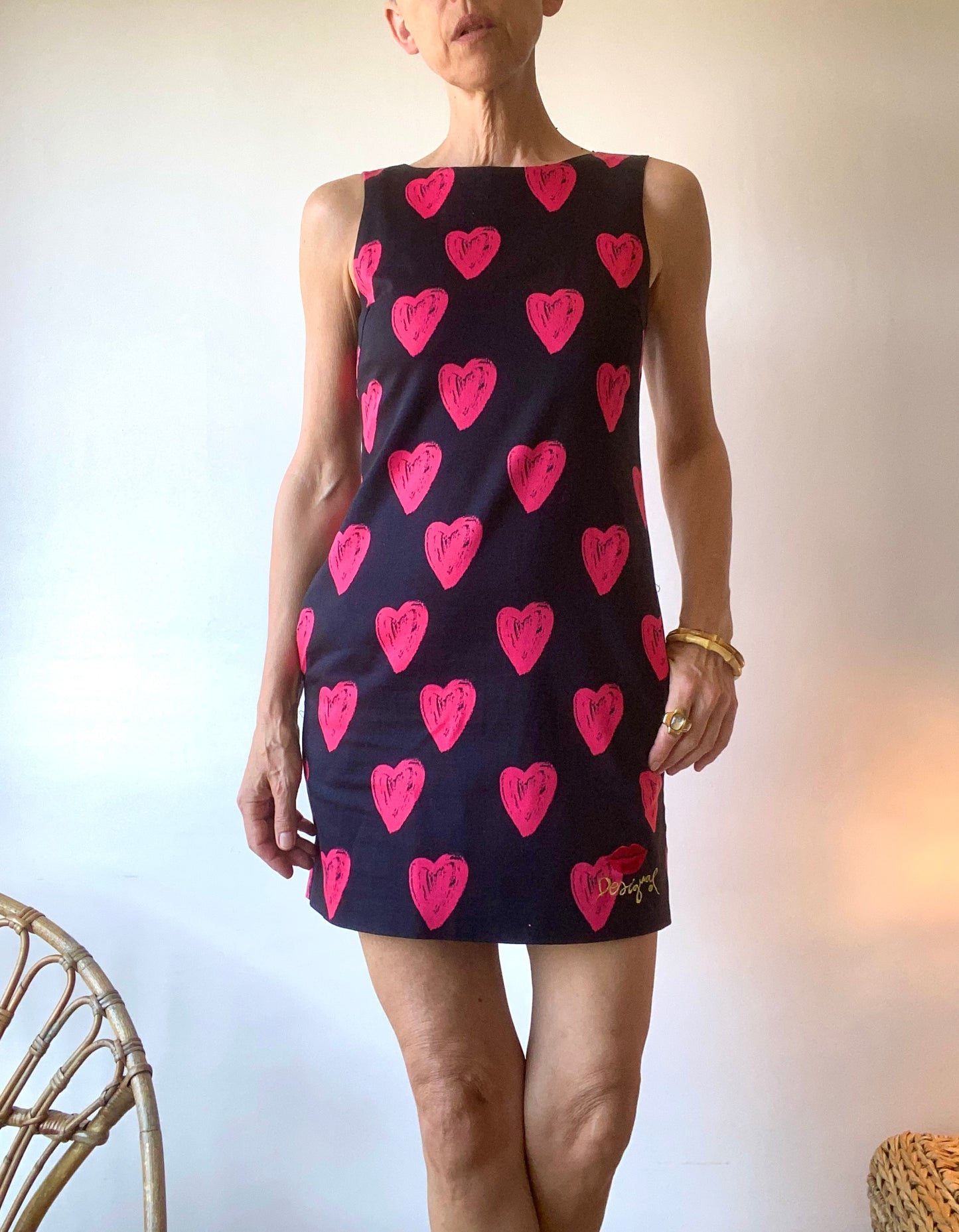 romantique et fun robe mini noire imprimée cœurs rouge stretch