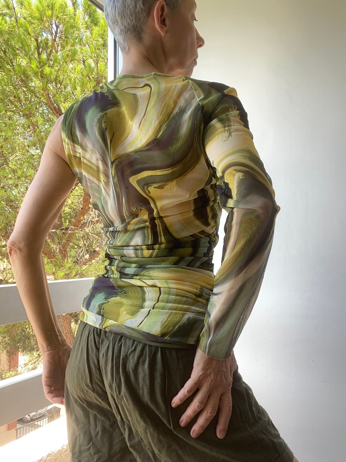 Asymétrique et psychédélique top en mesh