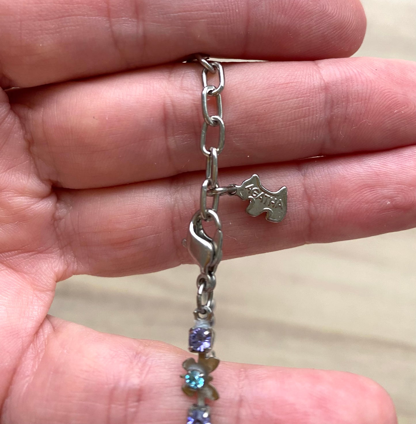 Collier Sublime de Papillons Ras de cou Acier et Verre multicolore