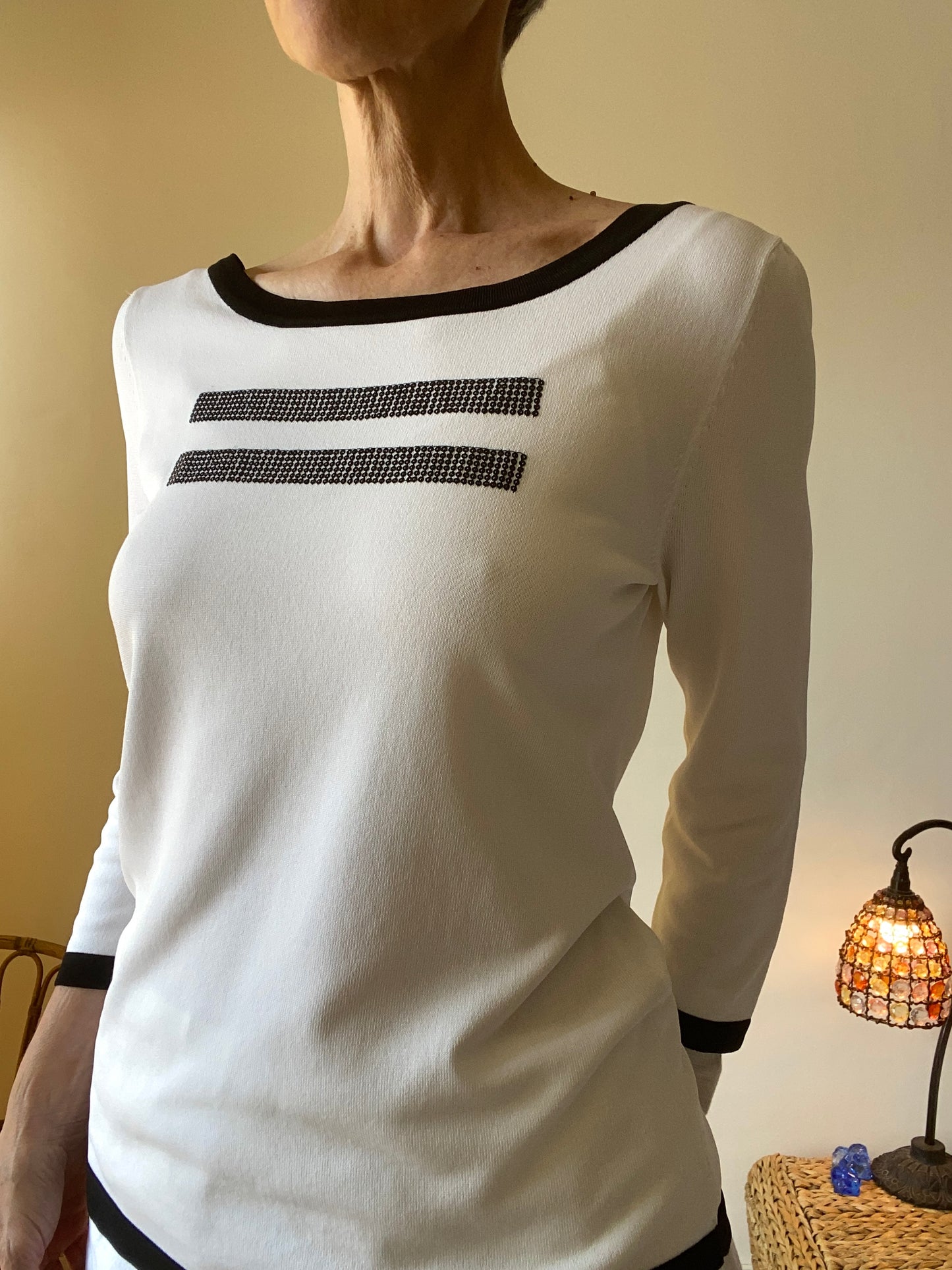French boutique Beau et chic Top blanc et noir Avec rayures en sequins brodés