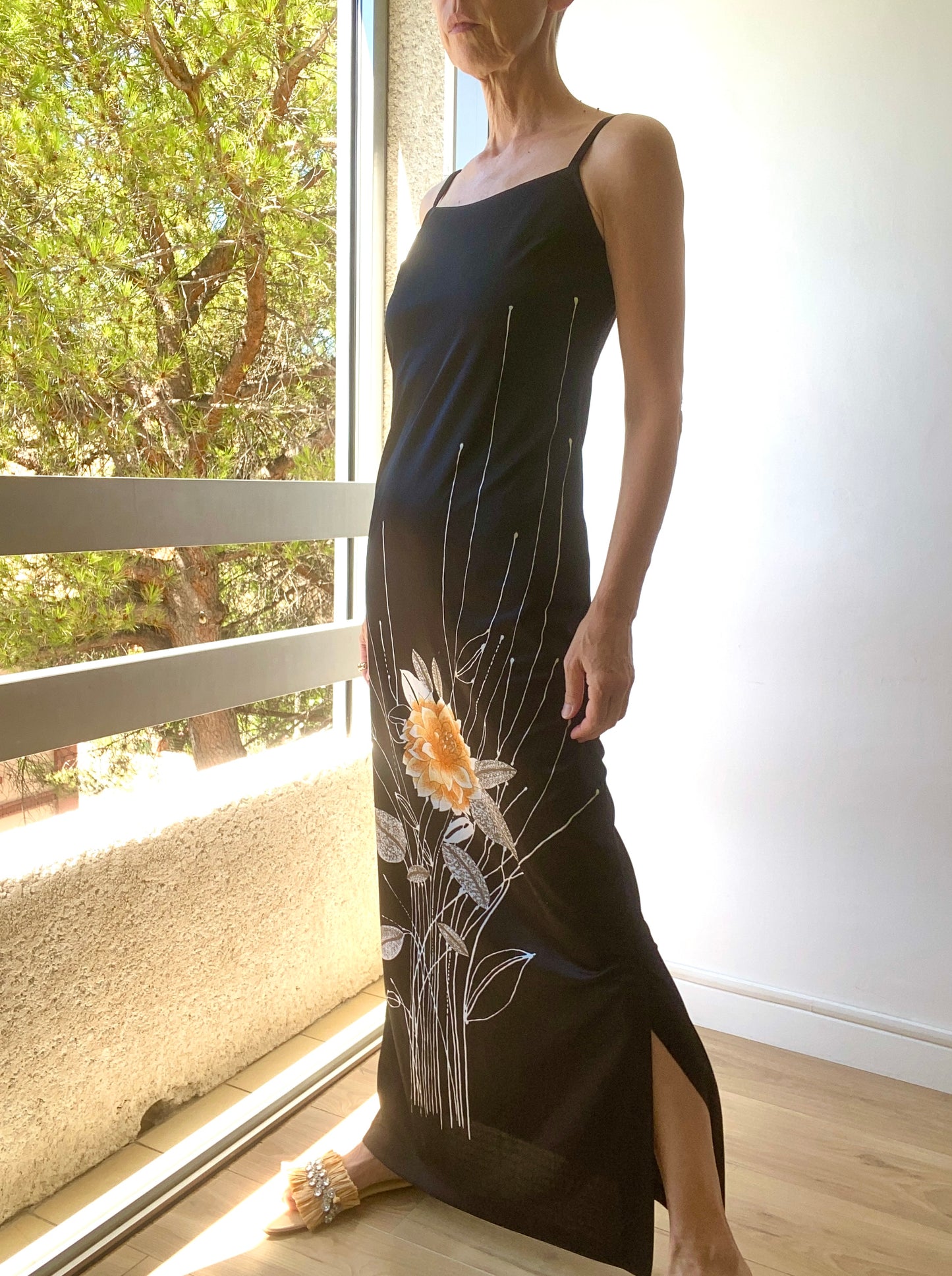 70s élégante maxi robe longue noire avec fleur orange brulée