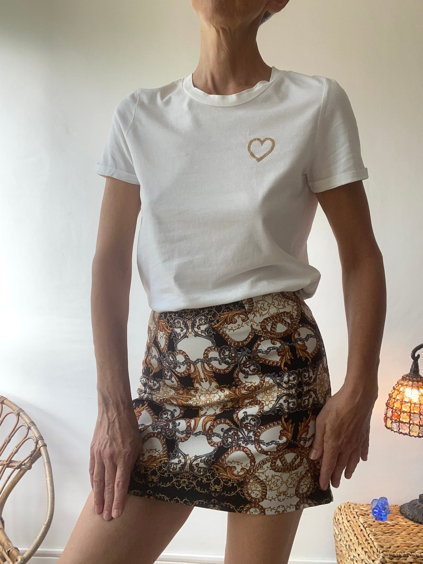 T-shirt en coton organique blanc avec un cœur doré scintillant