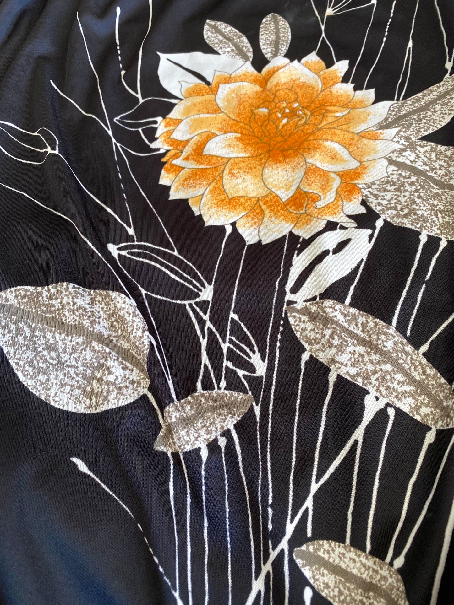 70s élégante maxi robe longue noire avec fleur orange brulée