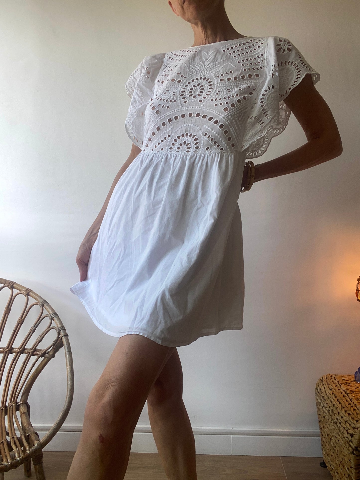 pleine de charme Robe à volants en coton blanc dentelle brodé