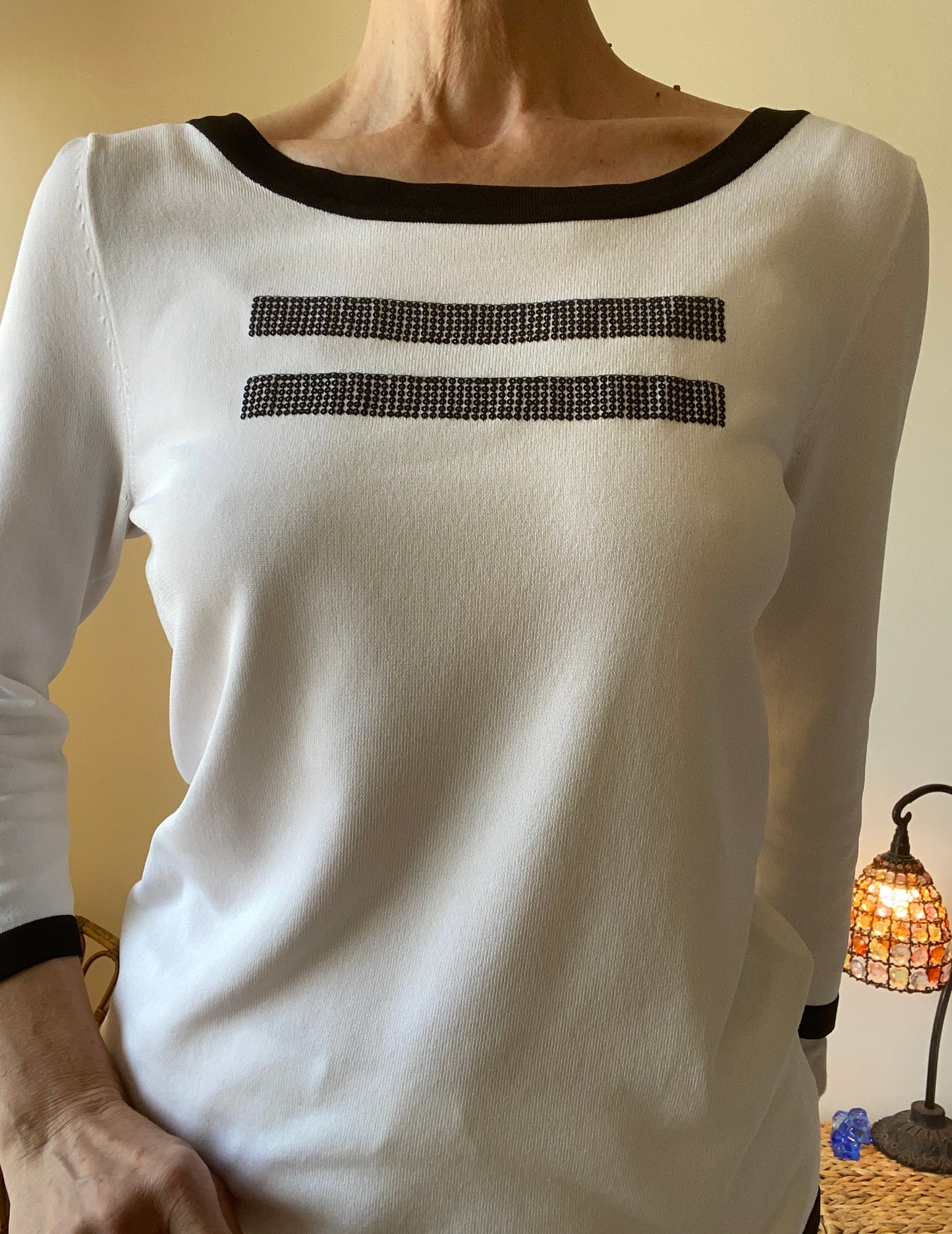 French boutique Beau et chic Top blanc et noir Avec rayures en sequins brodés
