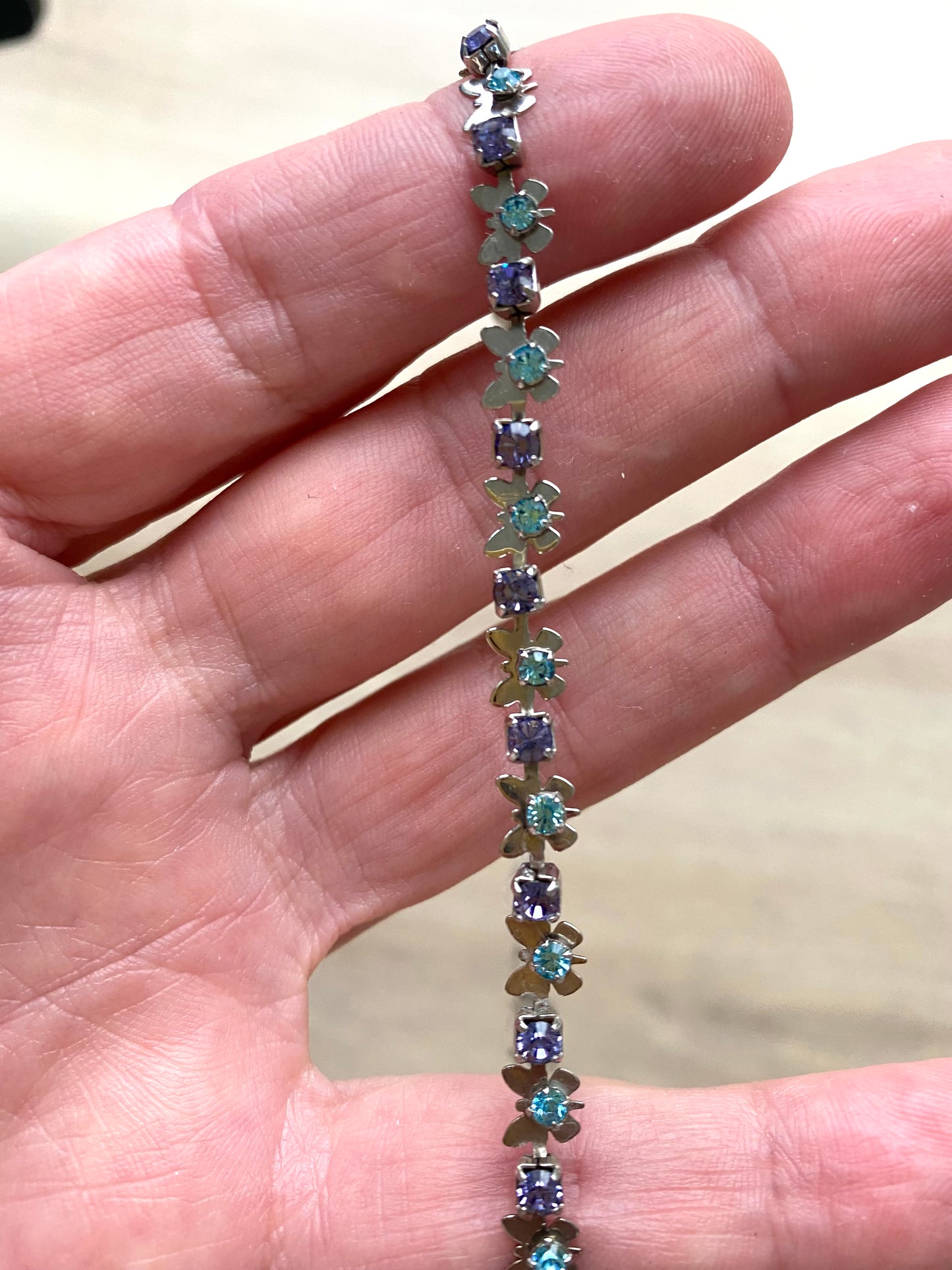 Collier Sublime de Papillons Ras de cou Acier et Verre multicolore