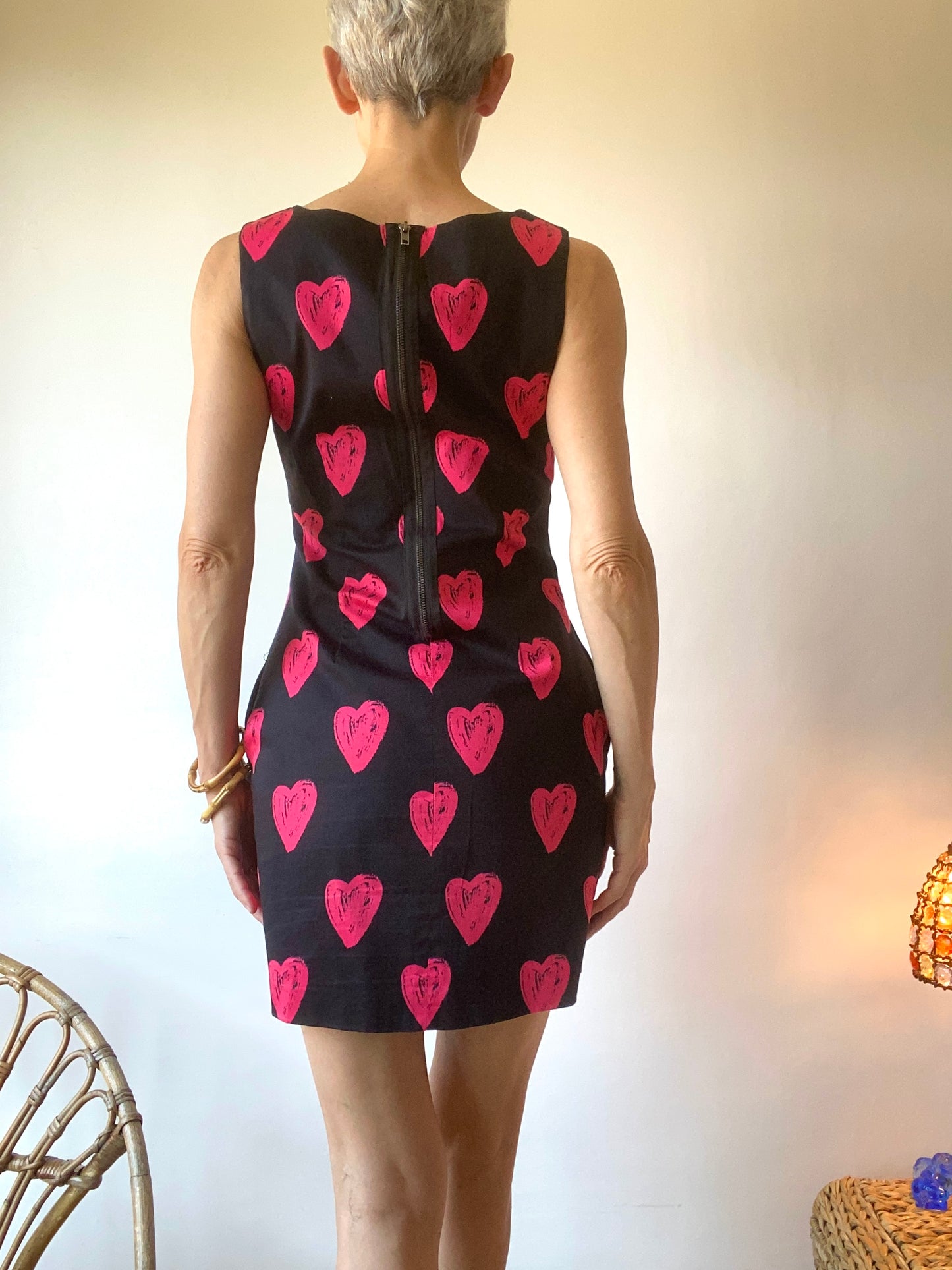 romantique et fun robe mini noire imprimée cœurs rouge stretch