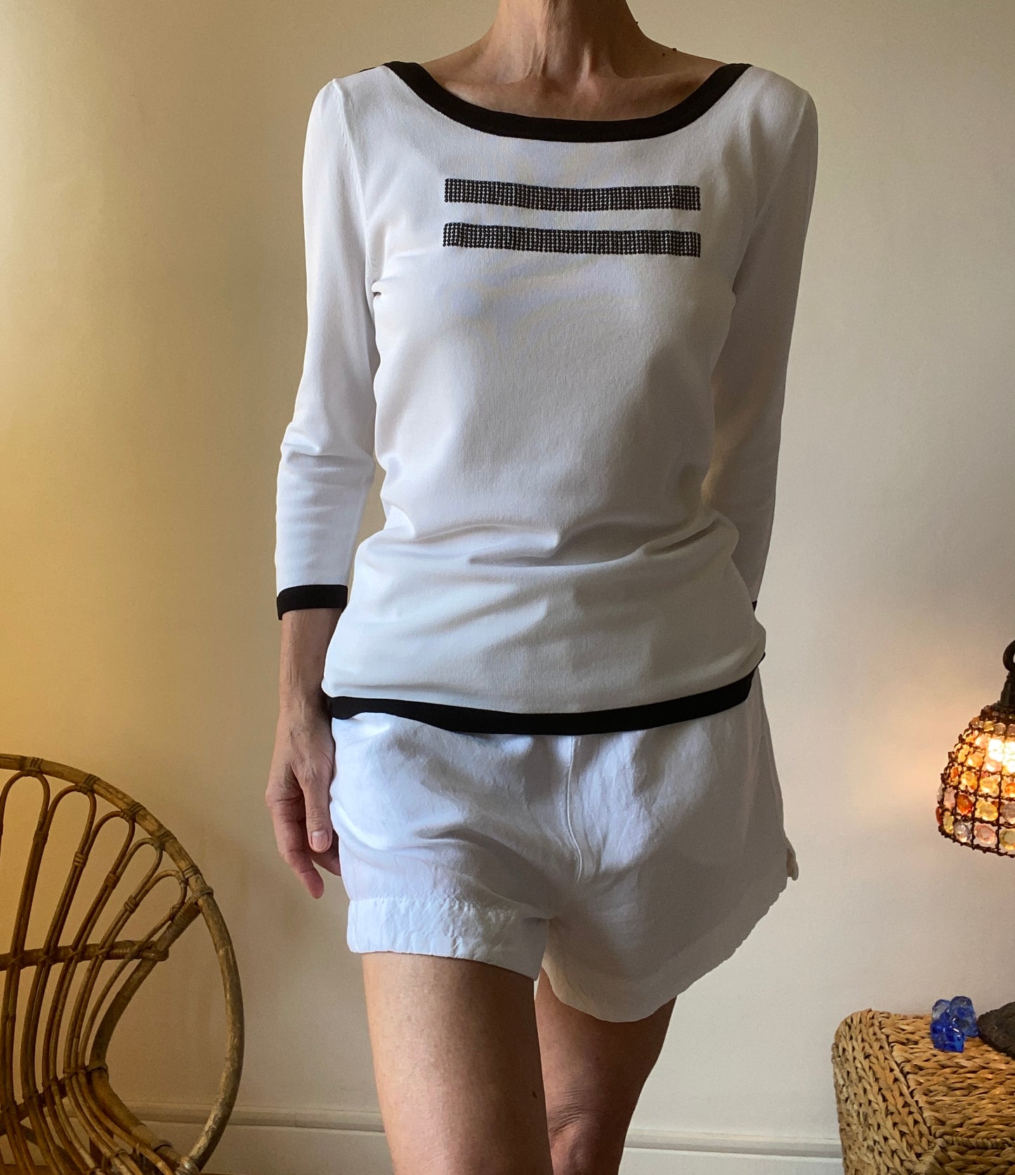 French boutique Beau et chic Top blanc et noir Avec rayures en sequins brodés