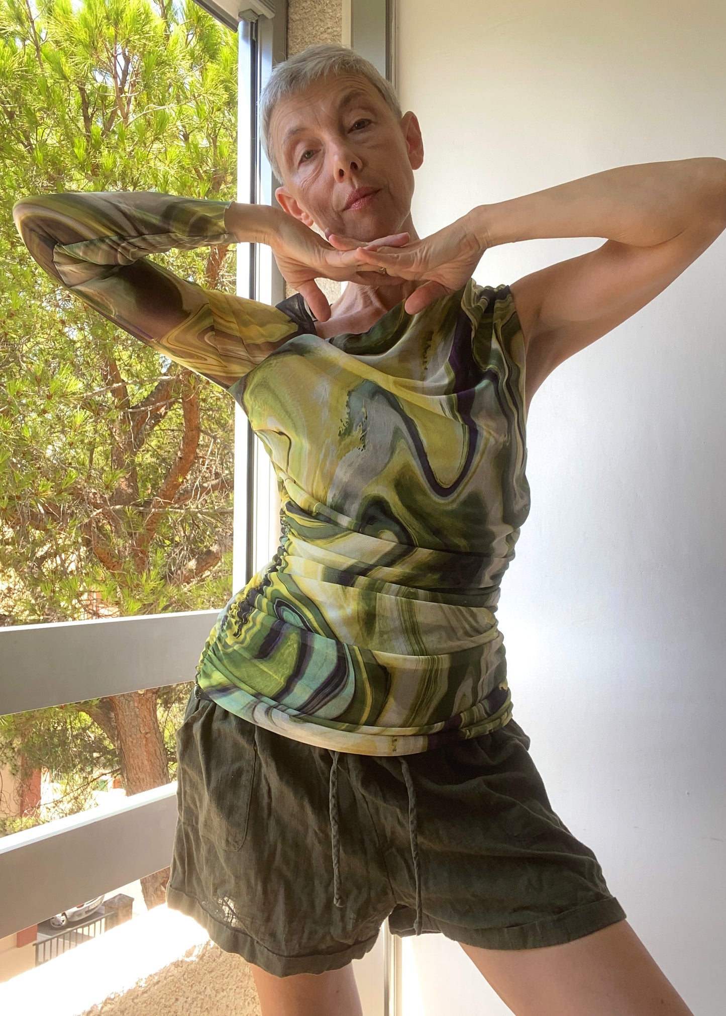 Asymétrique et psychédélique top en mesh