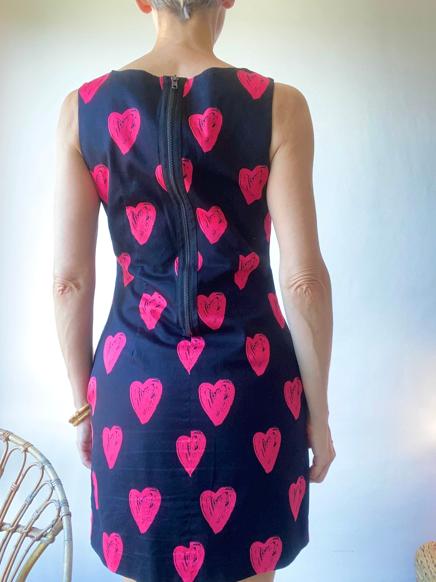 romantique et fun robe mini noire imprimée cœurs rouge stretch