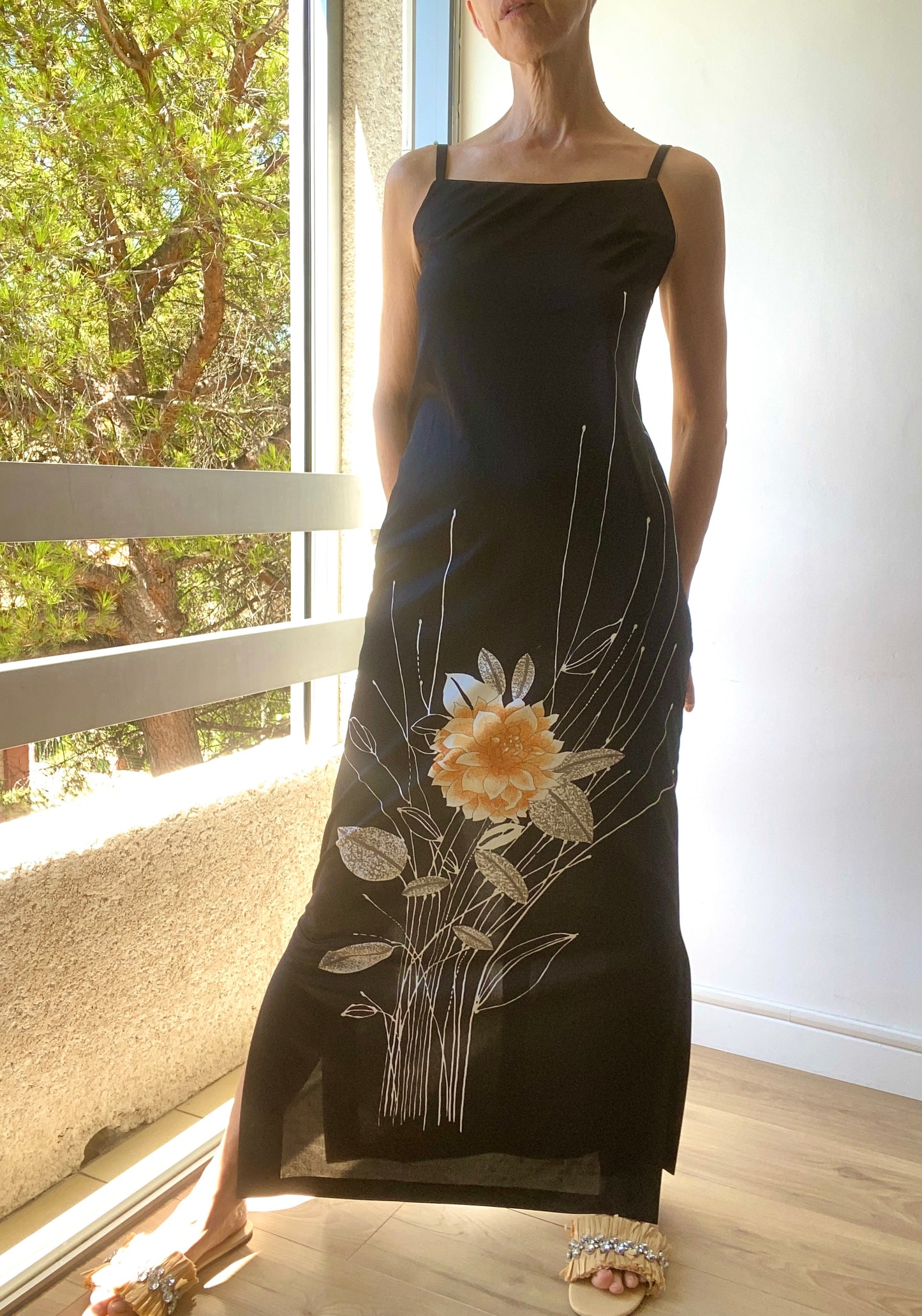70s élégante maxi robe longue noire avec fleur orange brulée