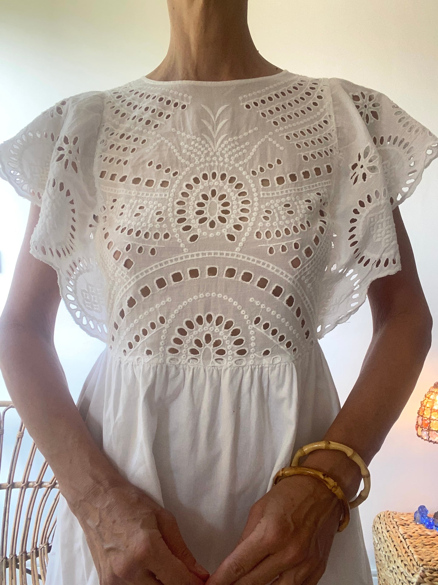 pleine de charme Robe à volants en coton blanc dentelle brodé