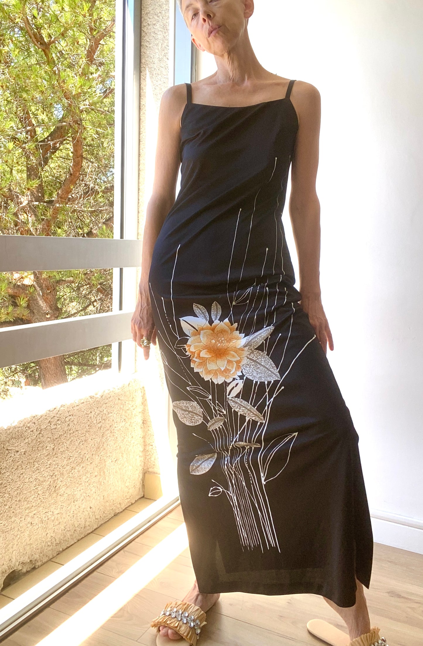 70s élégante maxi robe longue noire avec fleur orange brulée