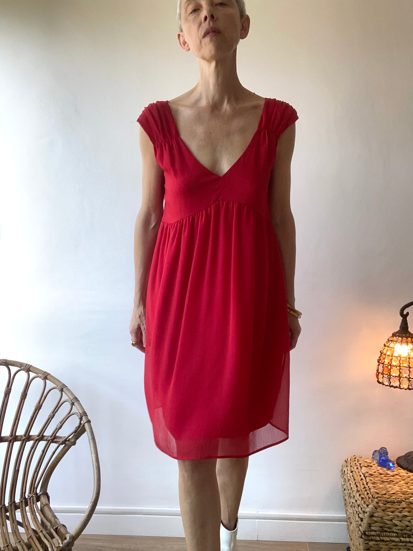 Belle robe rouge mini Dos échancré en crêpe micro-plis
