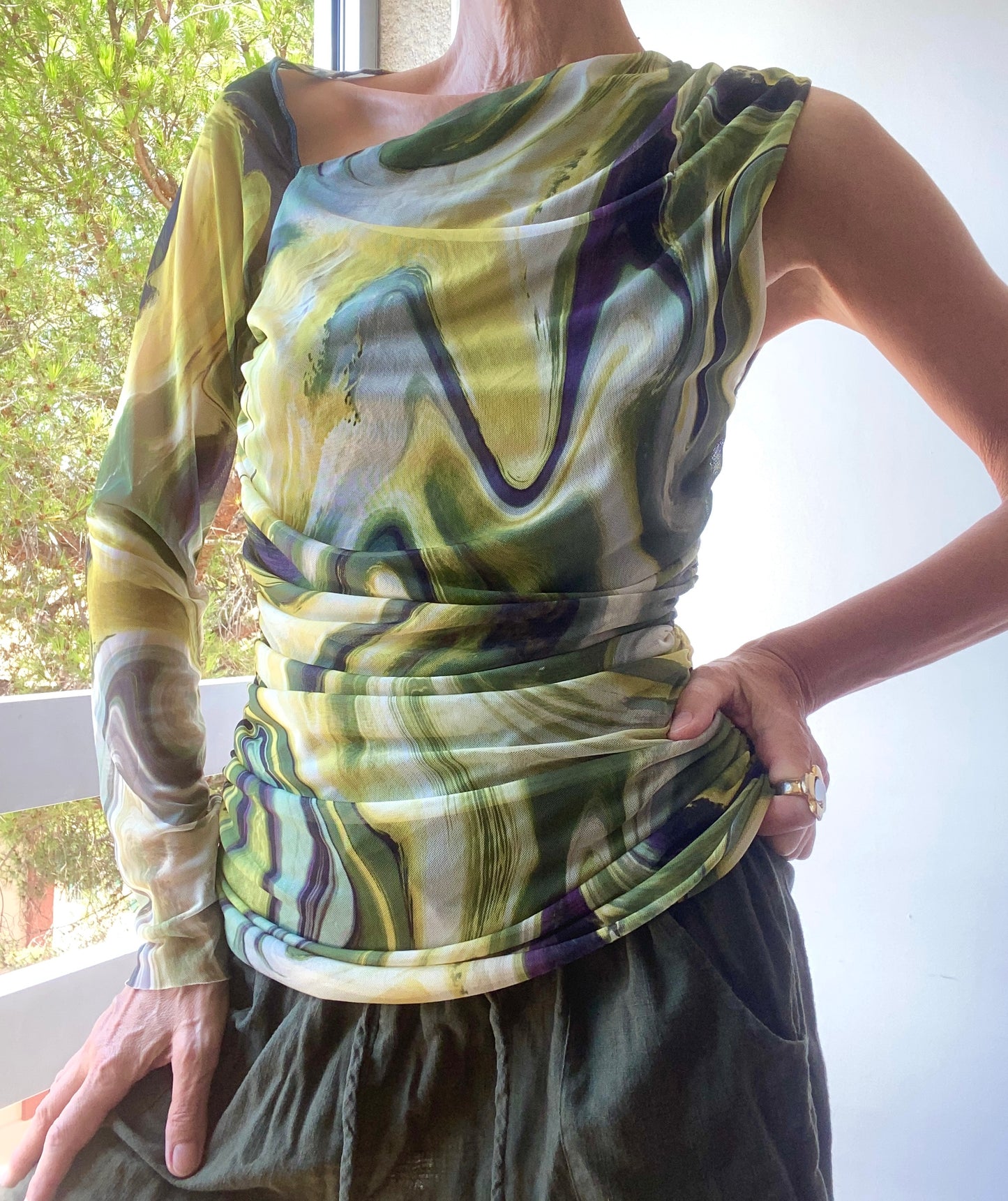 Asymétrique et psychédélique top en mesh