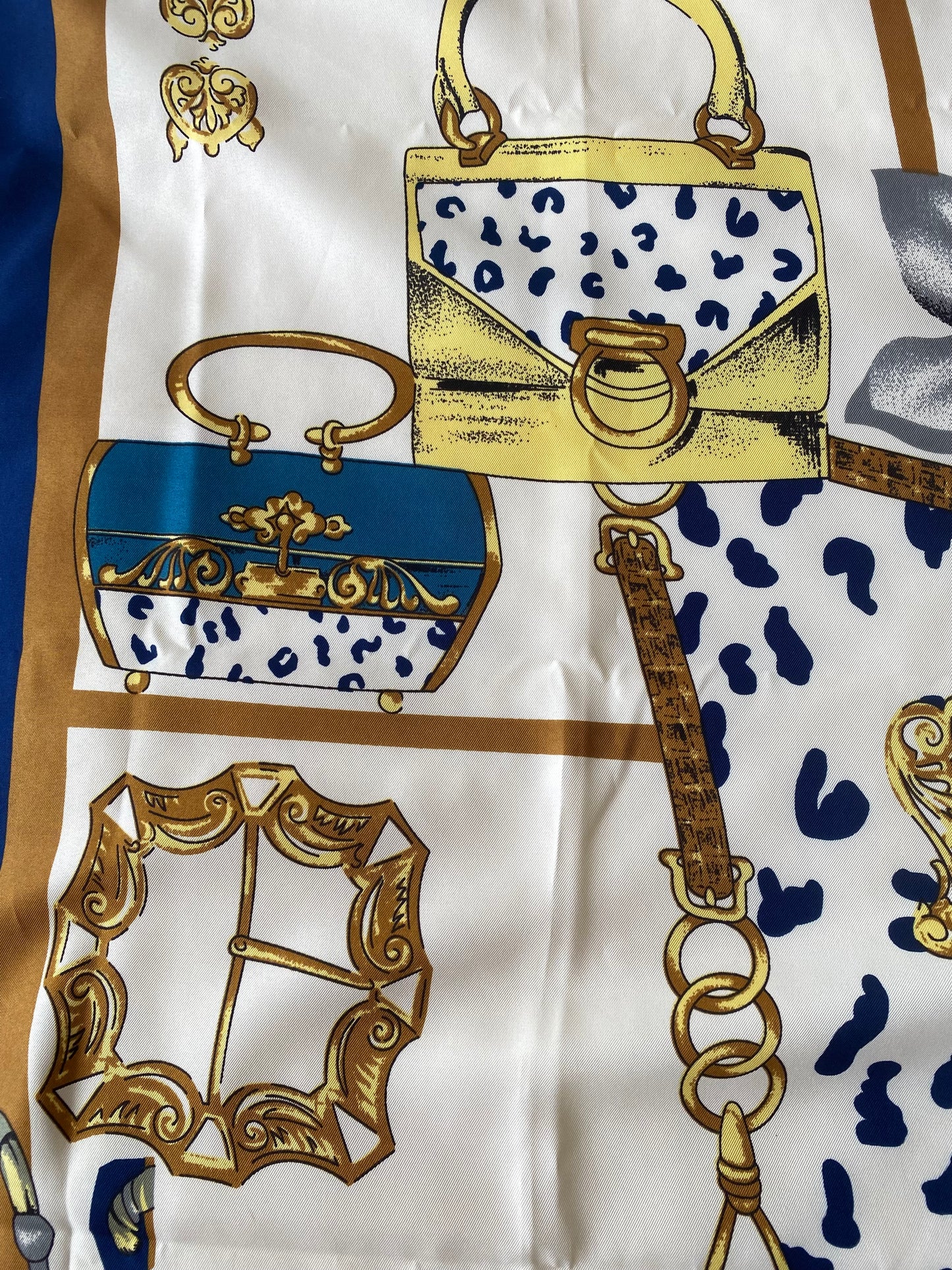 Grand carré satinée Mélange des imprimés des objets de luxe