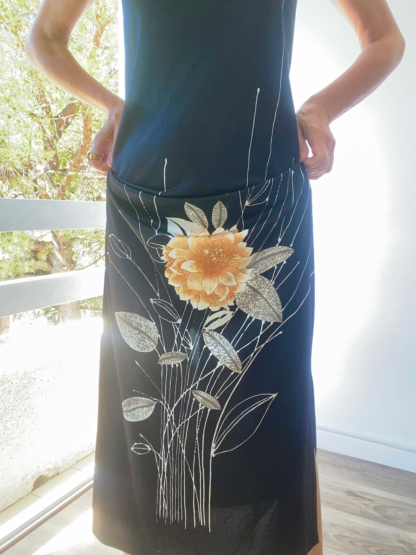 70s élégante maxi robe longue noire avec fleur orange brulée