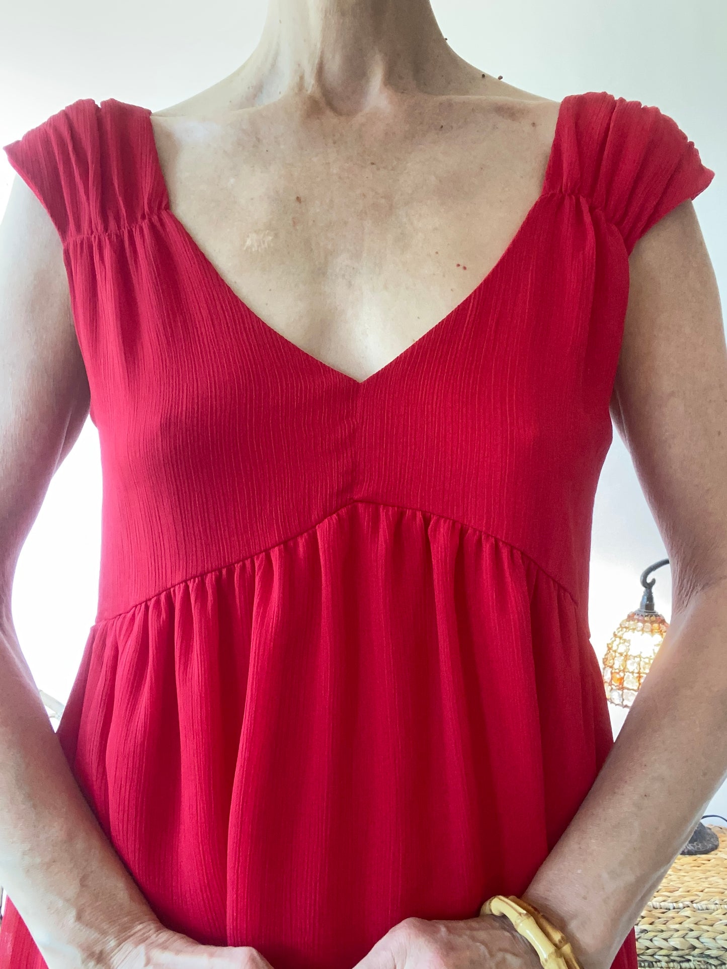 Belle robe rouge mini Dos échancré en crêpe micro-plis