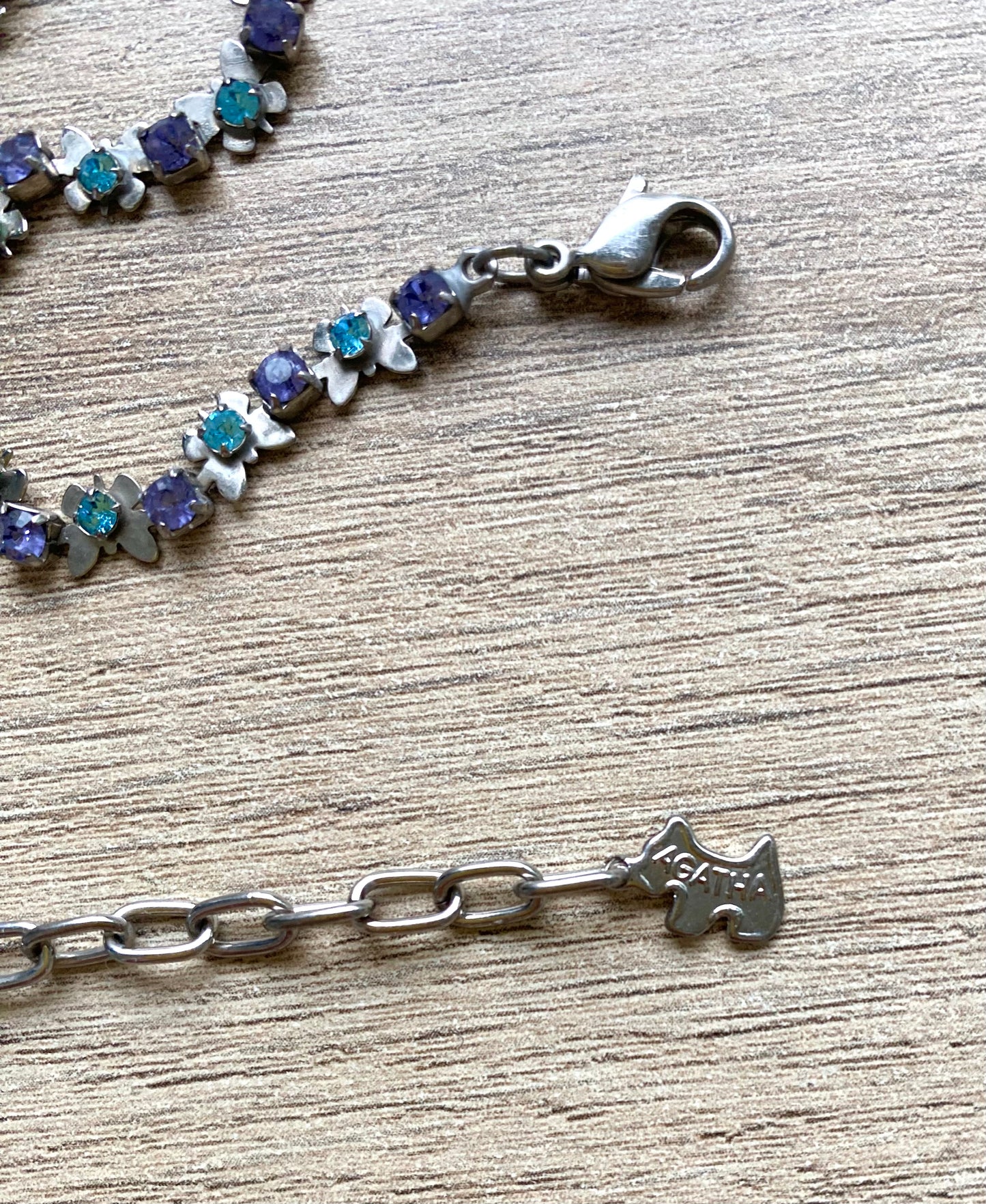 Collier Sublime de Papillons Ras de cou Acier et Verre multicolore