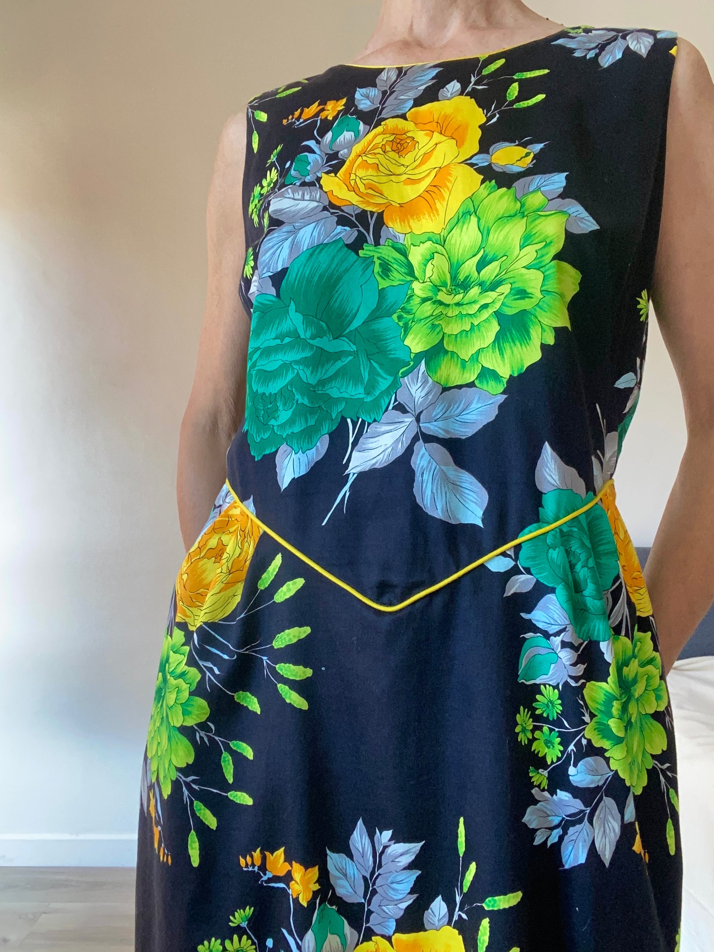 80s Made in France Belle Robe jardin des roses en coton à fleurs géantes Dos ouvert