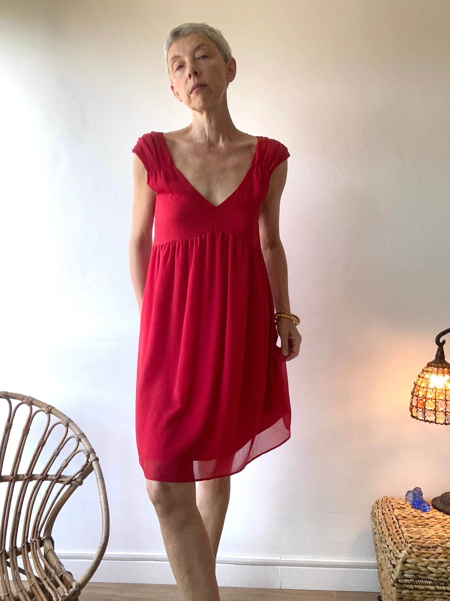 Belle robe rouge mini Dos échancré en crêpe micro-plis