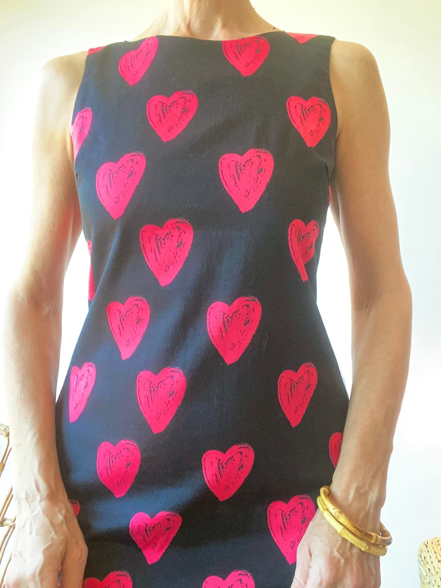 romantique et fun robe mini noire imprimée cœurs rouge stretch