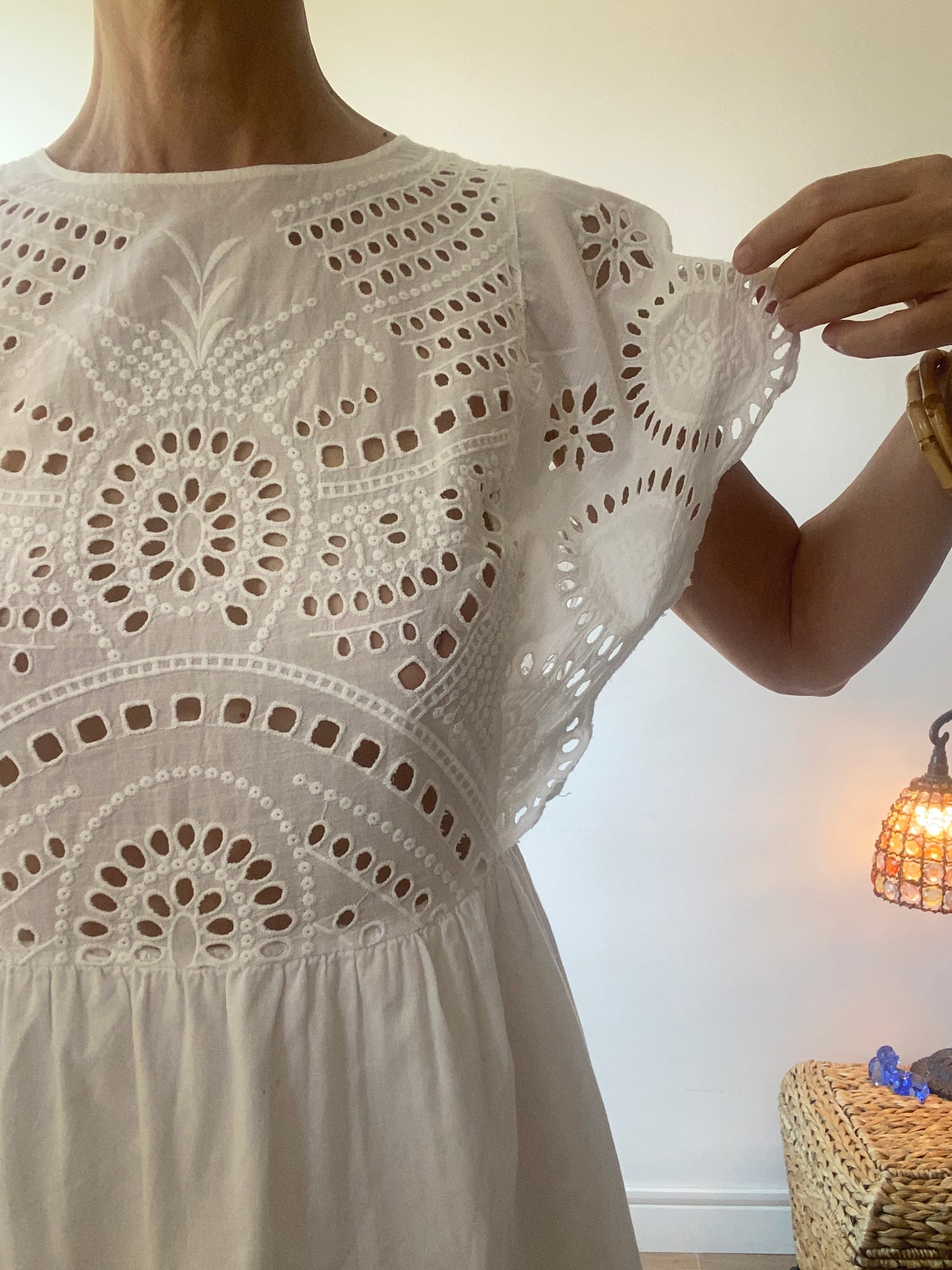 pleine de charme Robe à volants en coton blanc dentelle brodé