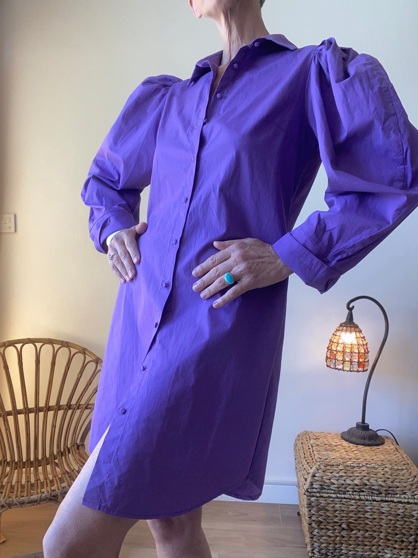 Belle robe boutonnée avec manches bouffantes