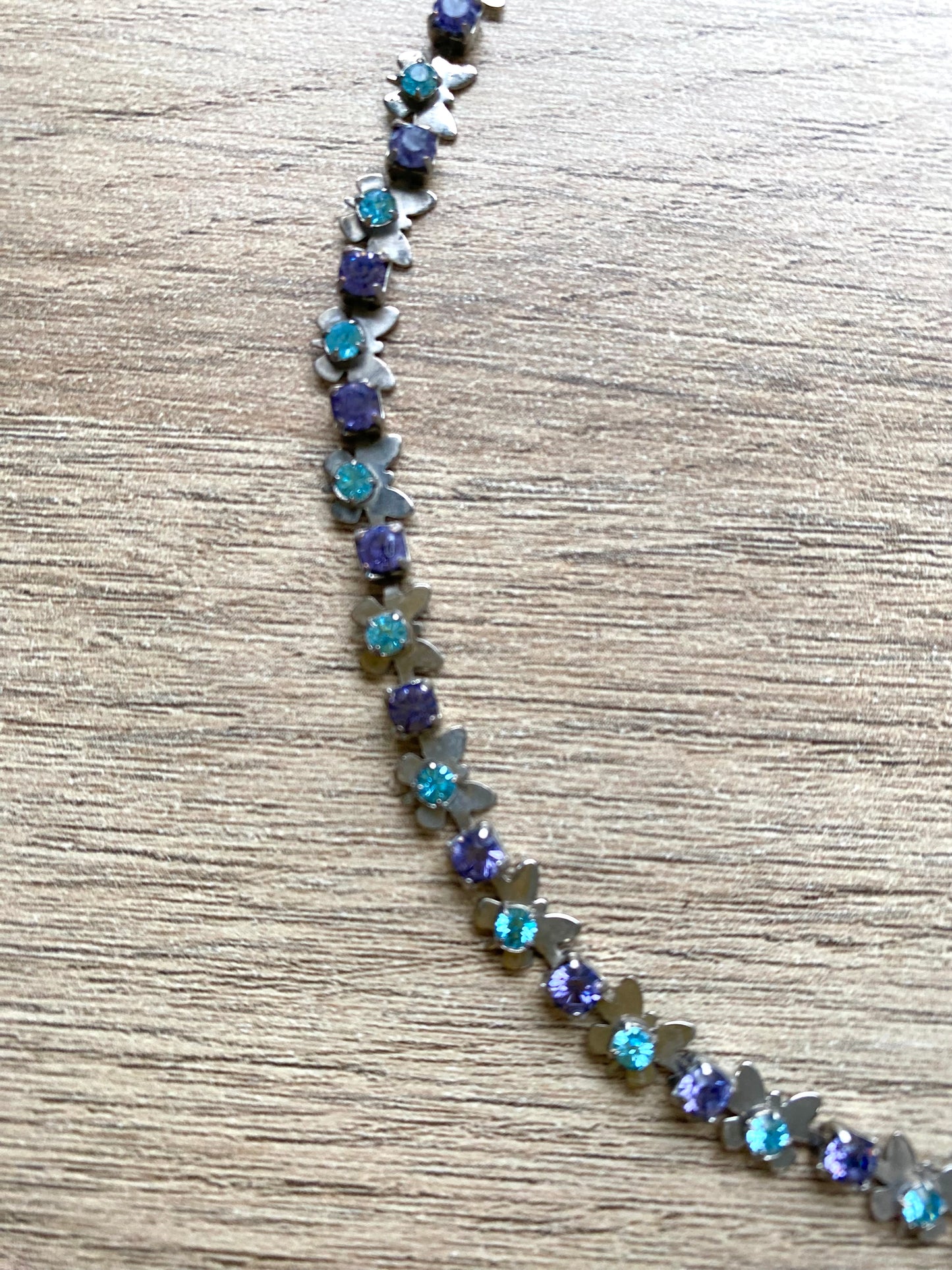 Collier Sublime de Papillons Ras de cou Acier et Verre multicolore