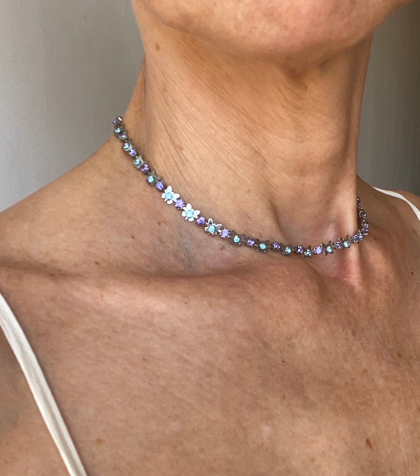 Collier Sublime de Papillons Ras de cou Acier et Verre multicolore