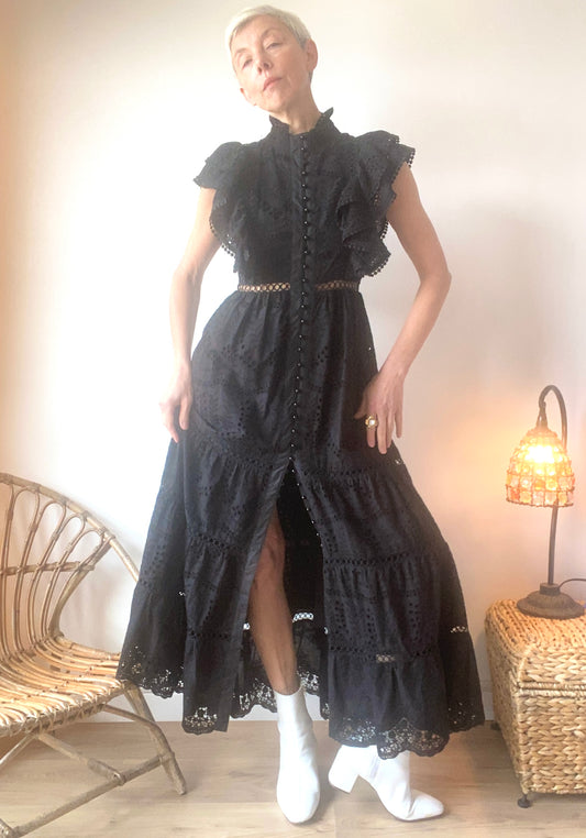 Magnifique Robe maxi à volants en broderie anglaise