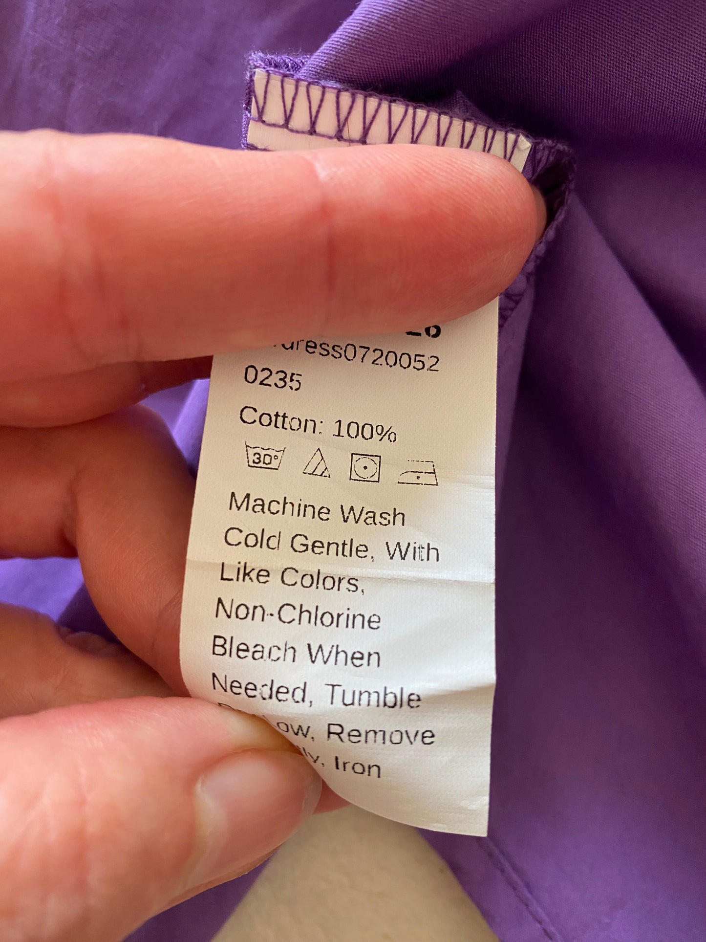 Belle robe boutonnée avec manches bouffantes