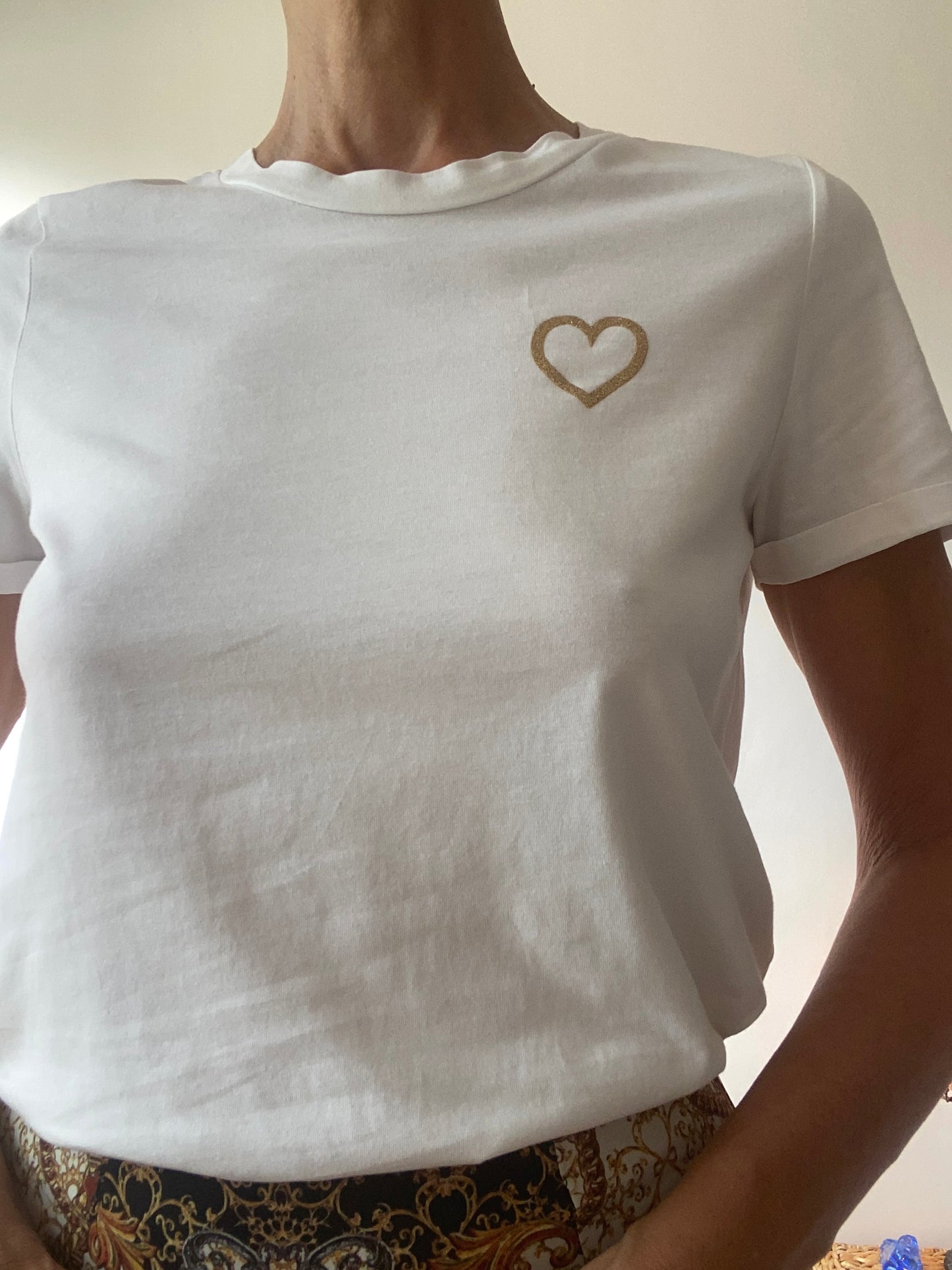 T-shirt en coton organique blanc avec un cœur doré scintillant