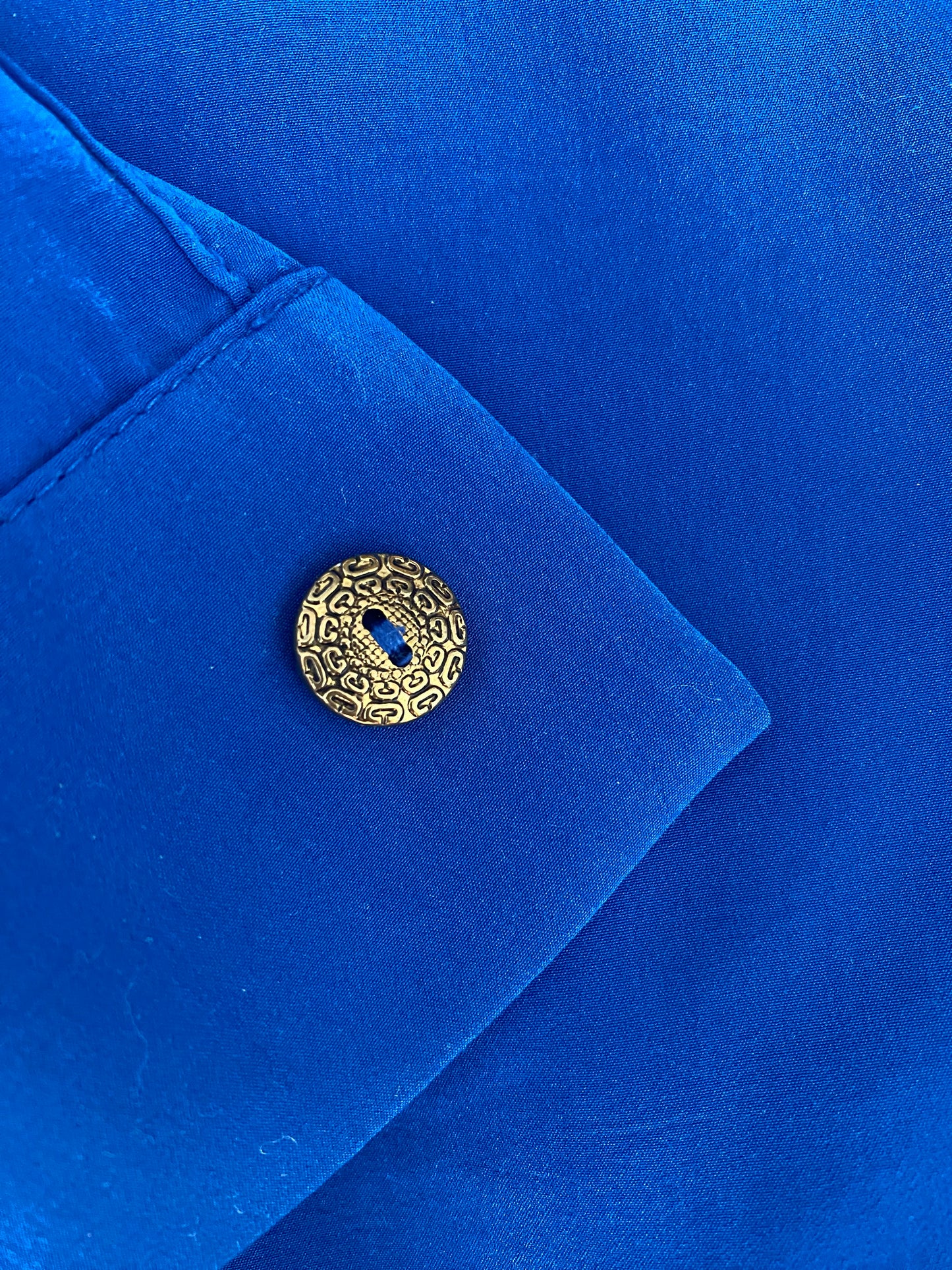 80s French boutique Belle chemise avec bouton-bijoux