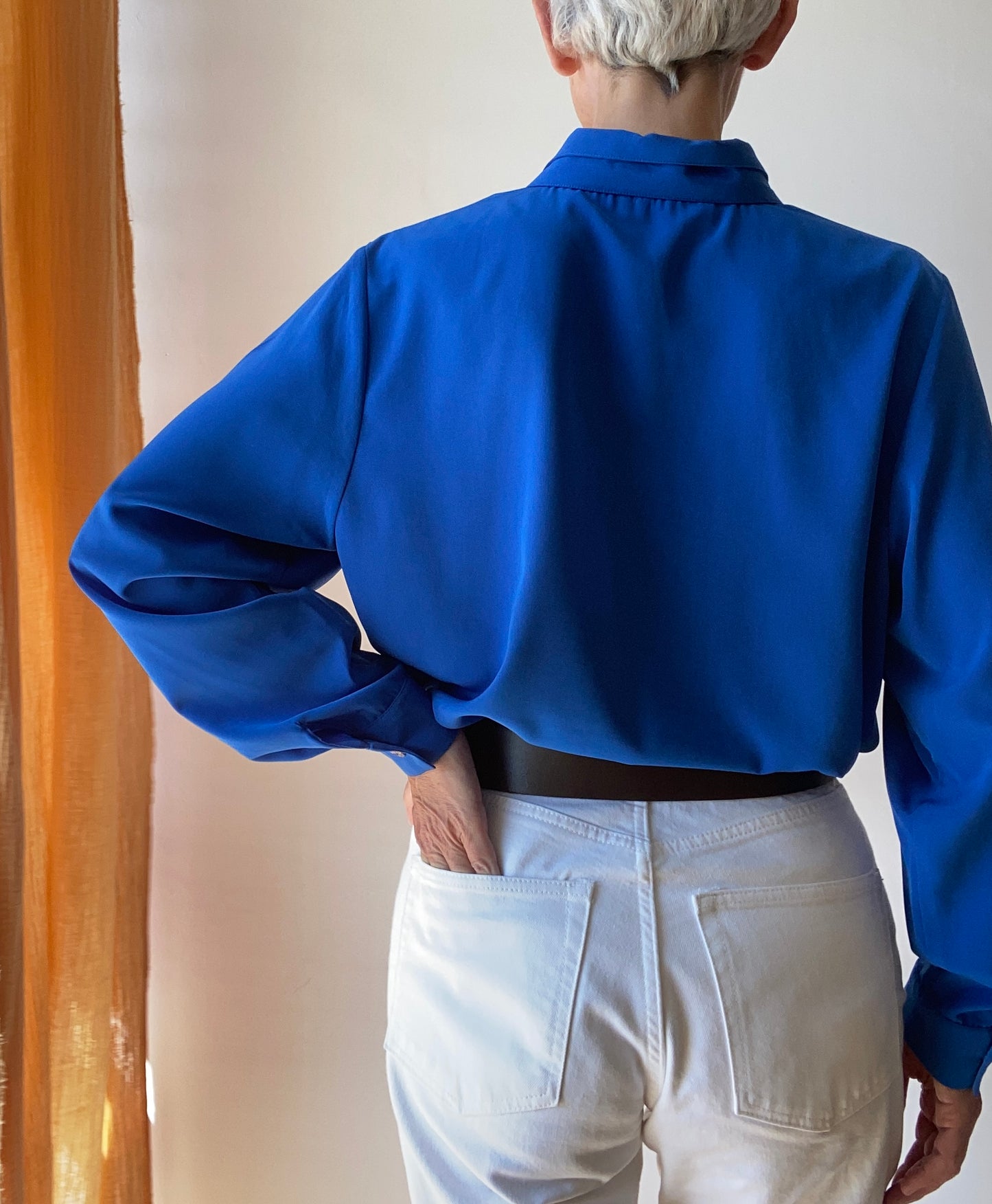 80s French boutique Belle chemise avec bouton-bijoux