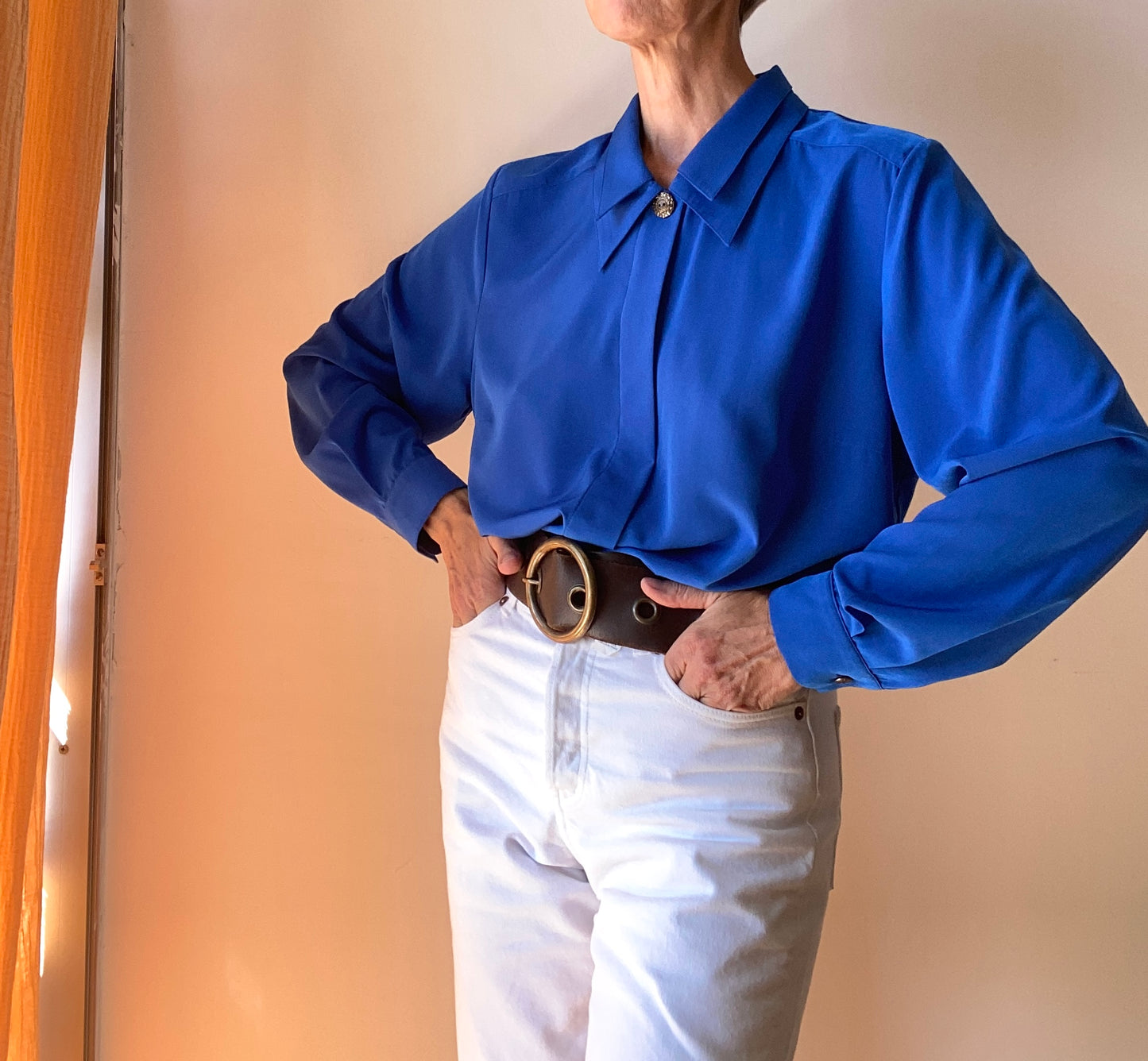 80s French boutique Belle chemise avec bouton-bijoux