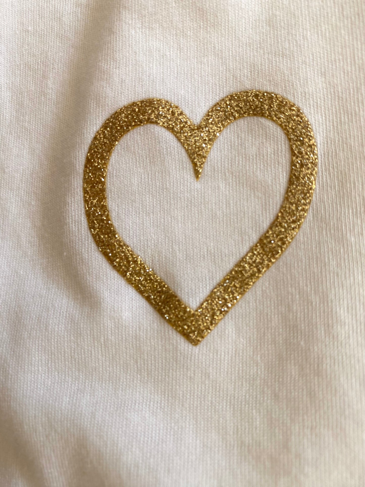 T-shirt en coton organique blanc avec un cœur doré scintillant