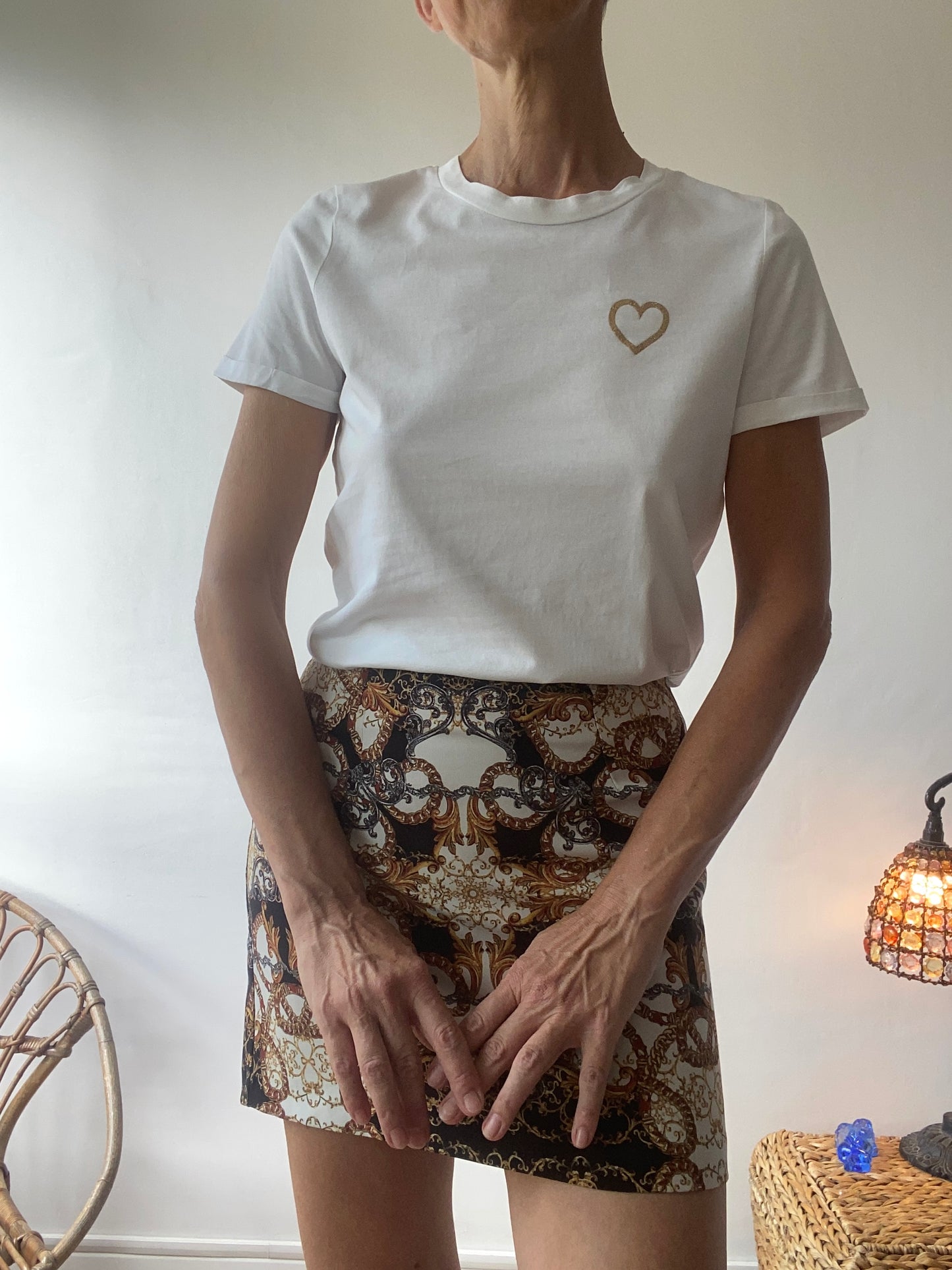 T-shirt en coton organique blanc avec un cœur doré scintillant