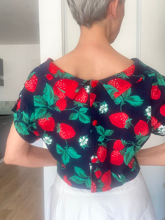 80s Made in France Délicieux top aux Fraises boutonné dans le dos