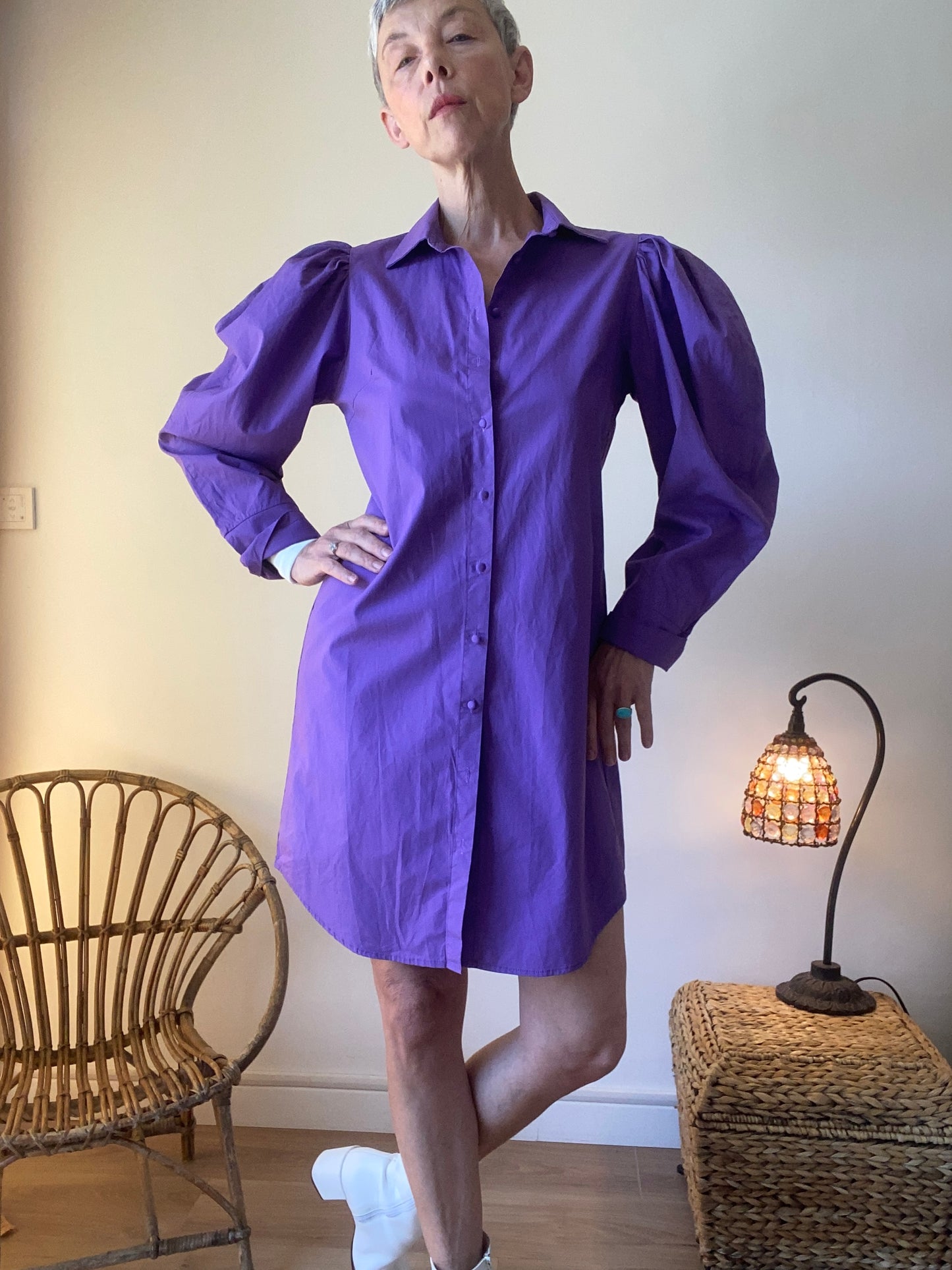 Belle robe boutonnée avec manches bouffantes