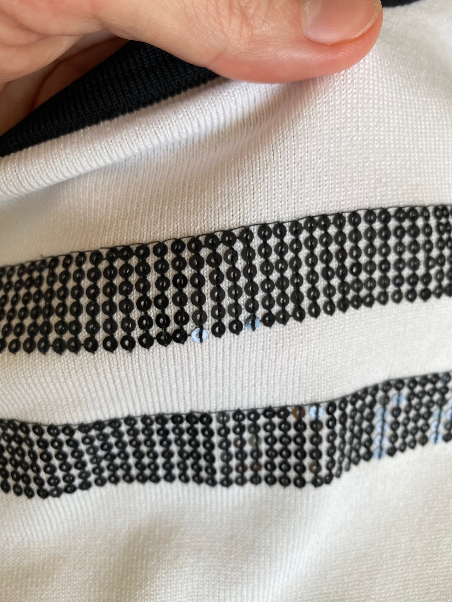 French boutique Beau et chic Top blanc et noir Avec rayures en sequins brodés