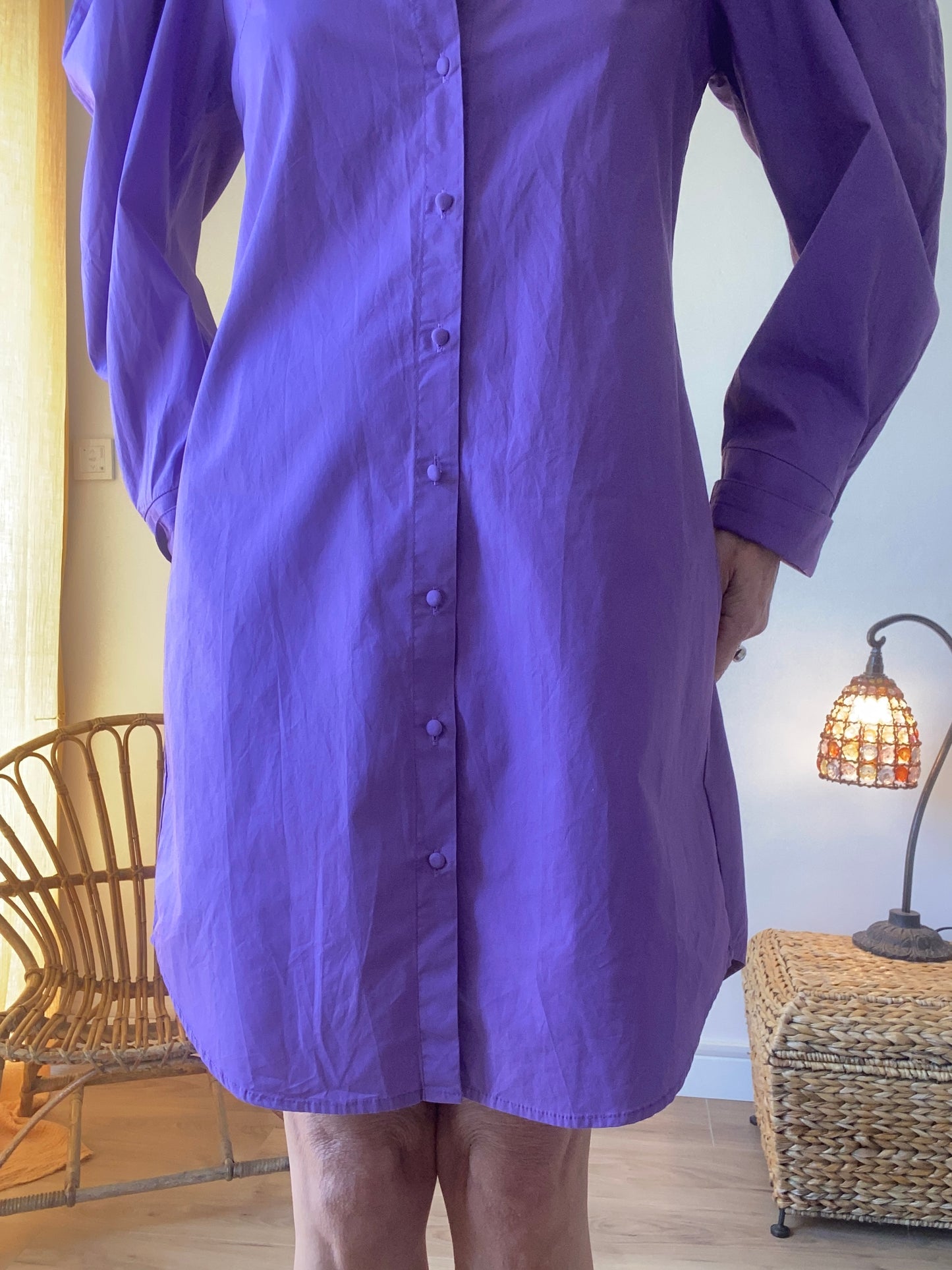 Belle robe boutonnée avec manches bouffantes