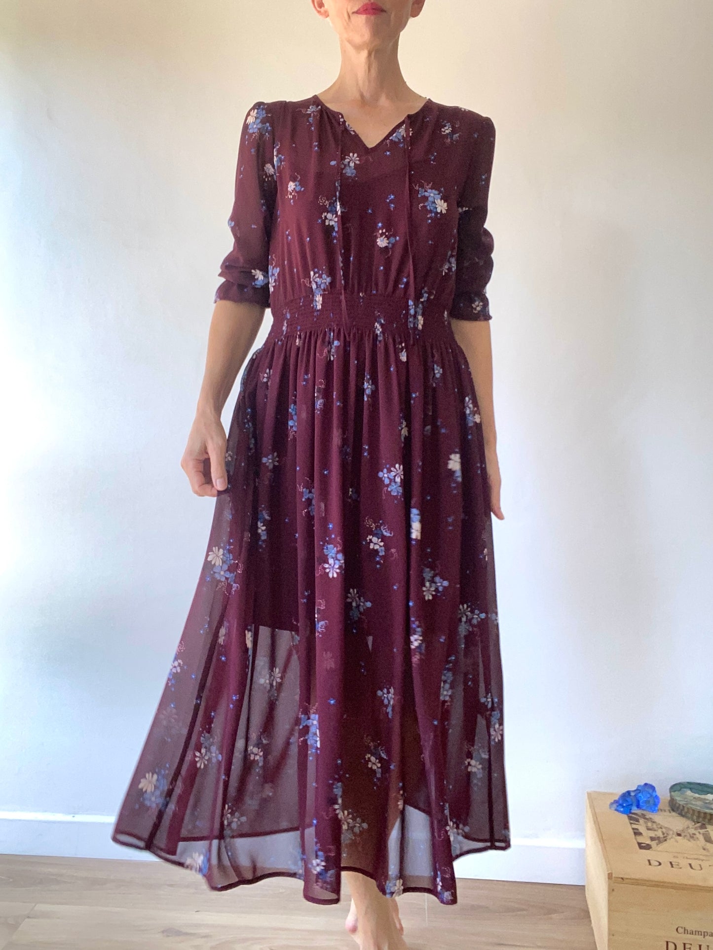 Belle robe en mousseline couleur bordeaux