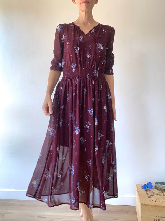 Belle robe en mousseline couleur bordeaux