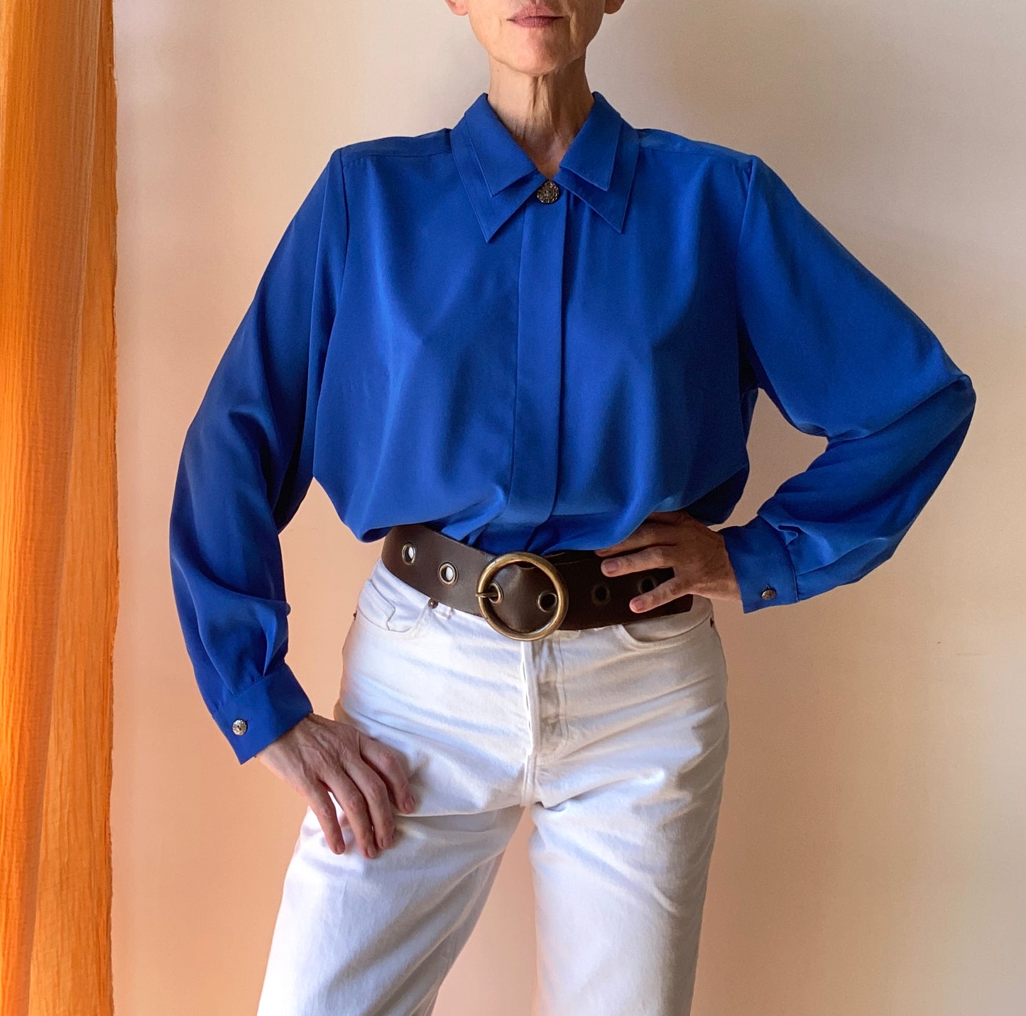 80s French boutique Belle chemise avec bouton-bijoux