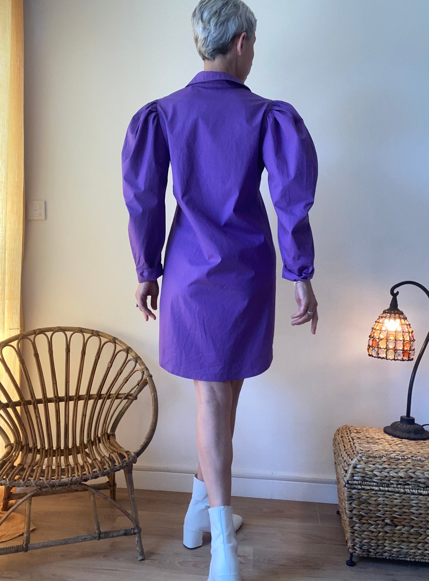 Belle robe boutonnée avec manches bouffantes