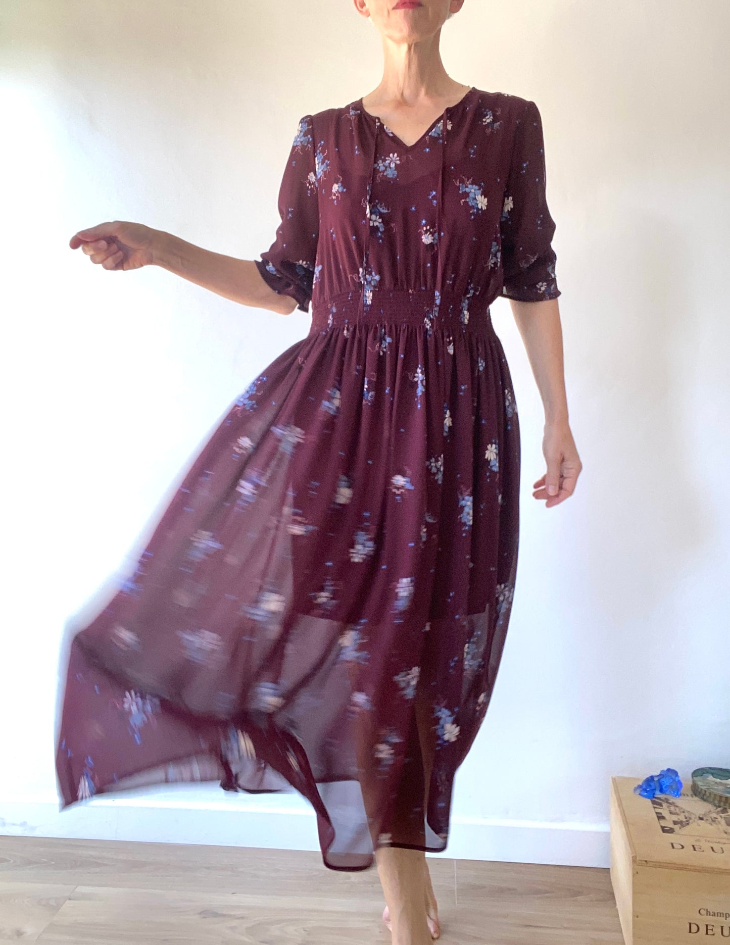 Belle robe en mousseline couleur bordeaux