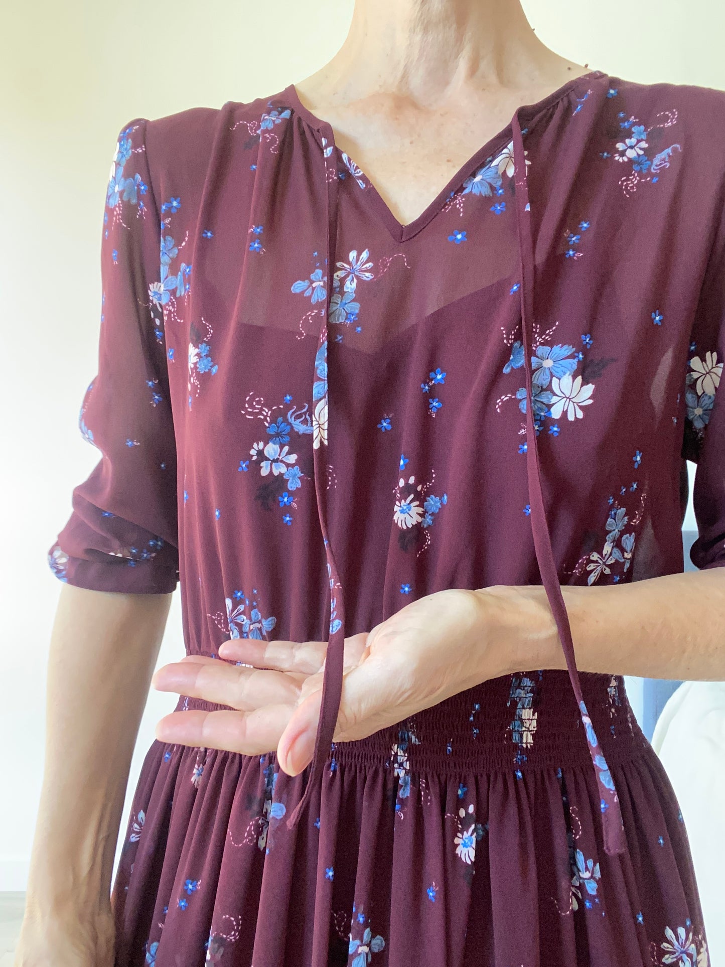 Belle robe en mousseline couleur bordeaux